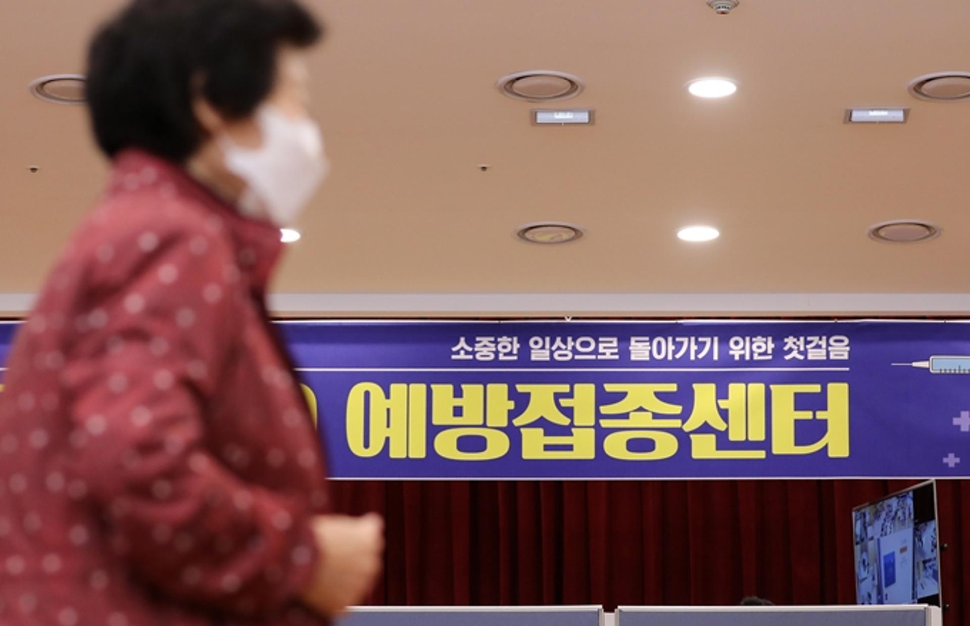 주말효과 없는데도 신규확진 400명대, 확산세 잦아드나(종합)