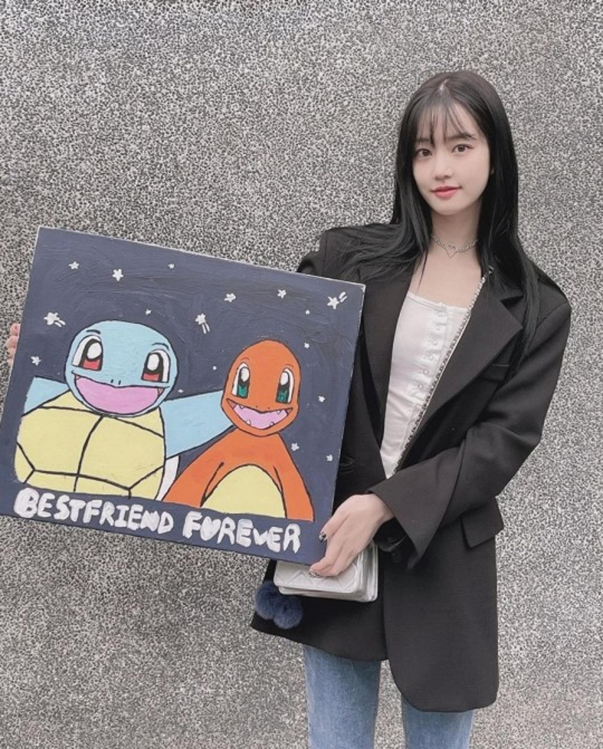 "저작권 주의하겠다"… 커먼옥션, '이유비 그림' 출품 취소했다