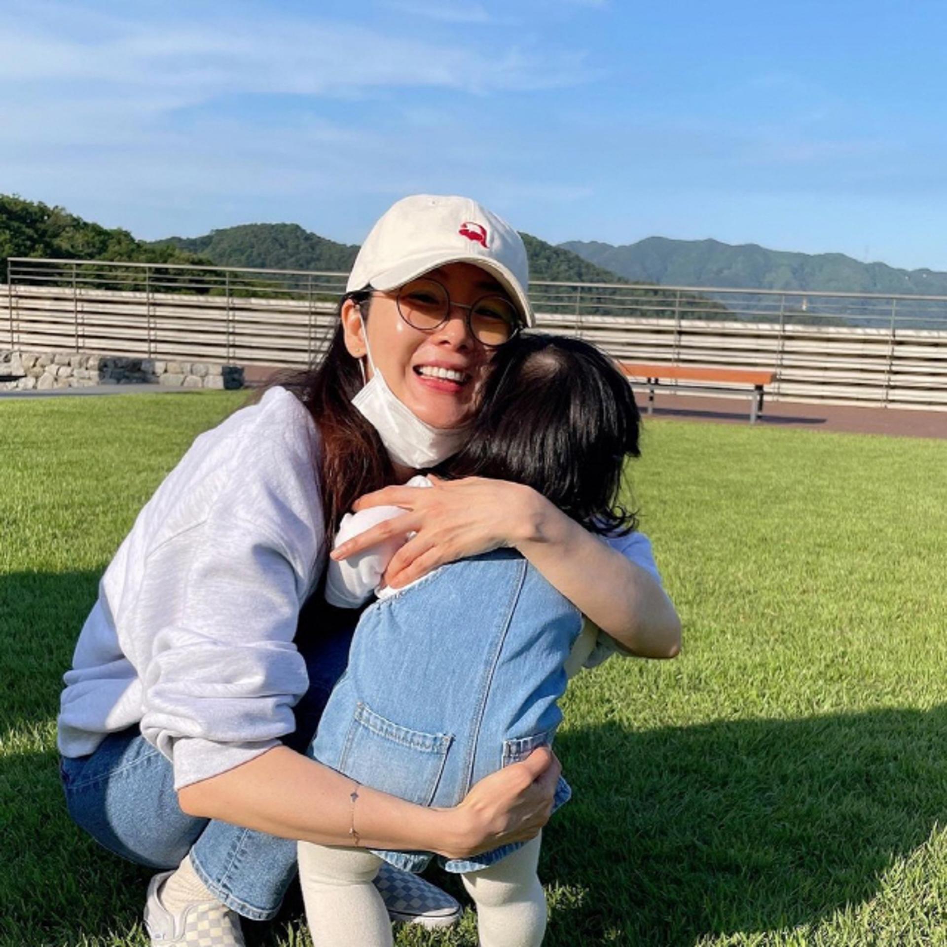 "13개월 딸과 찰칵"… 최지우, 육아중인 지우히메