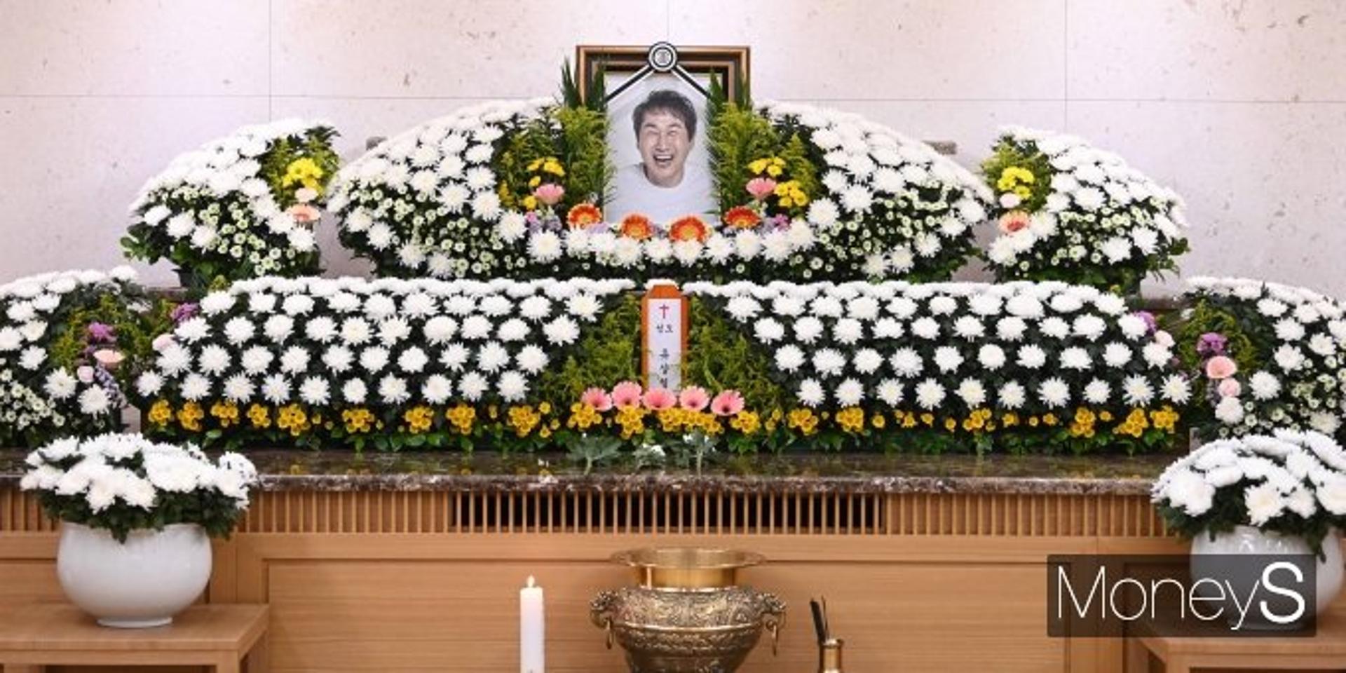 축구대표팀, 스리랑카전서 유상철 감독 추모… 헌정 영상·검은 리본 등