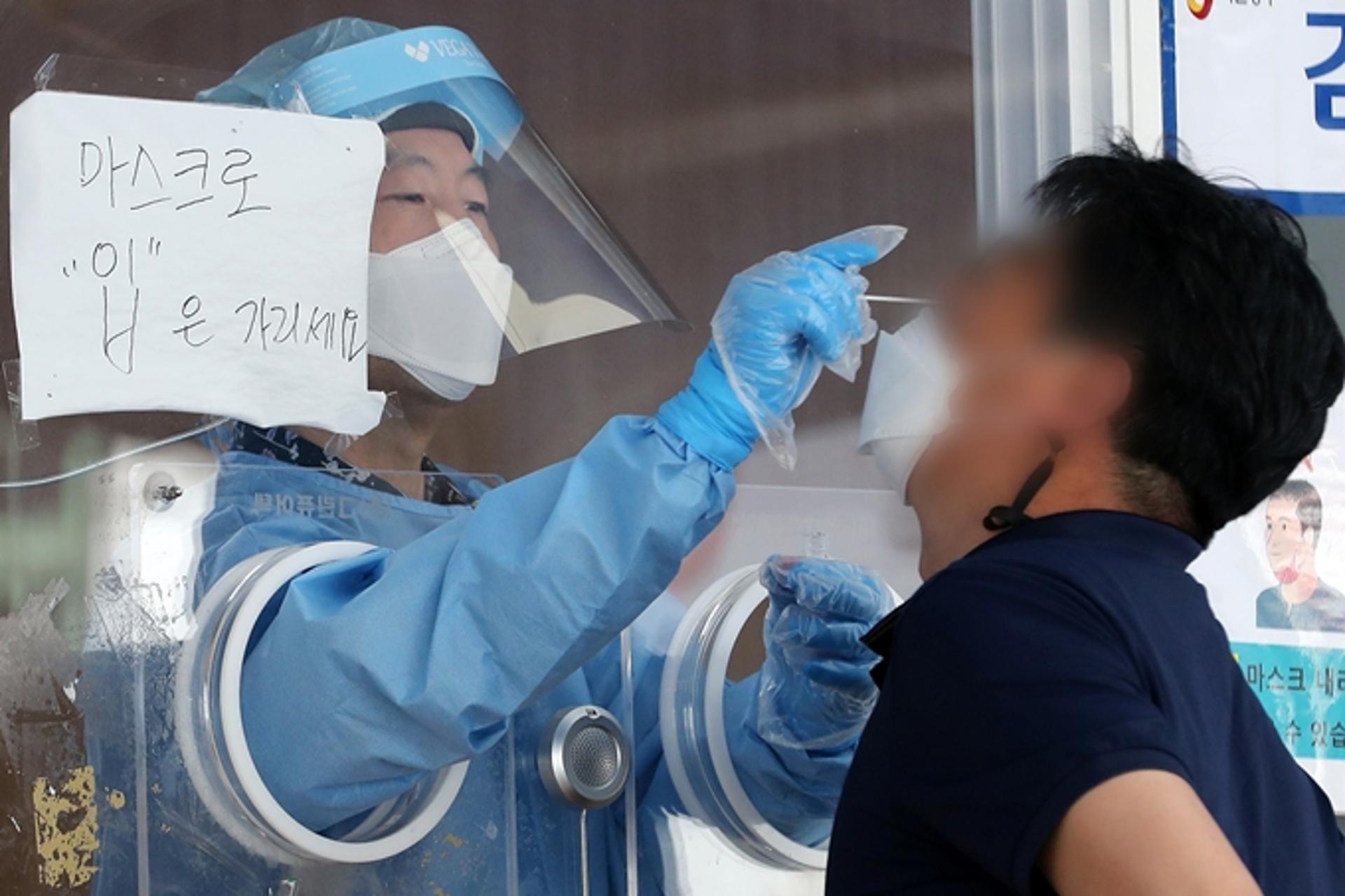 계속되는 확산세… 신규확진 이틀째 600명대(상보)
