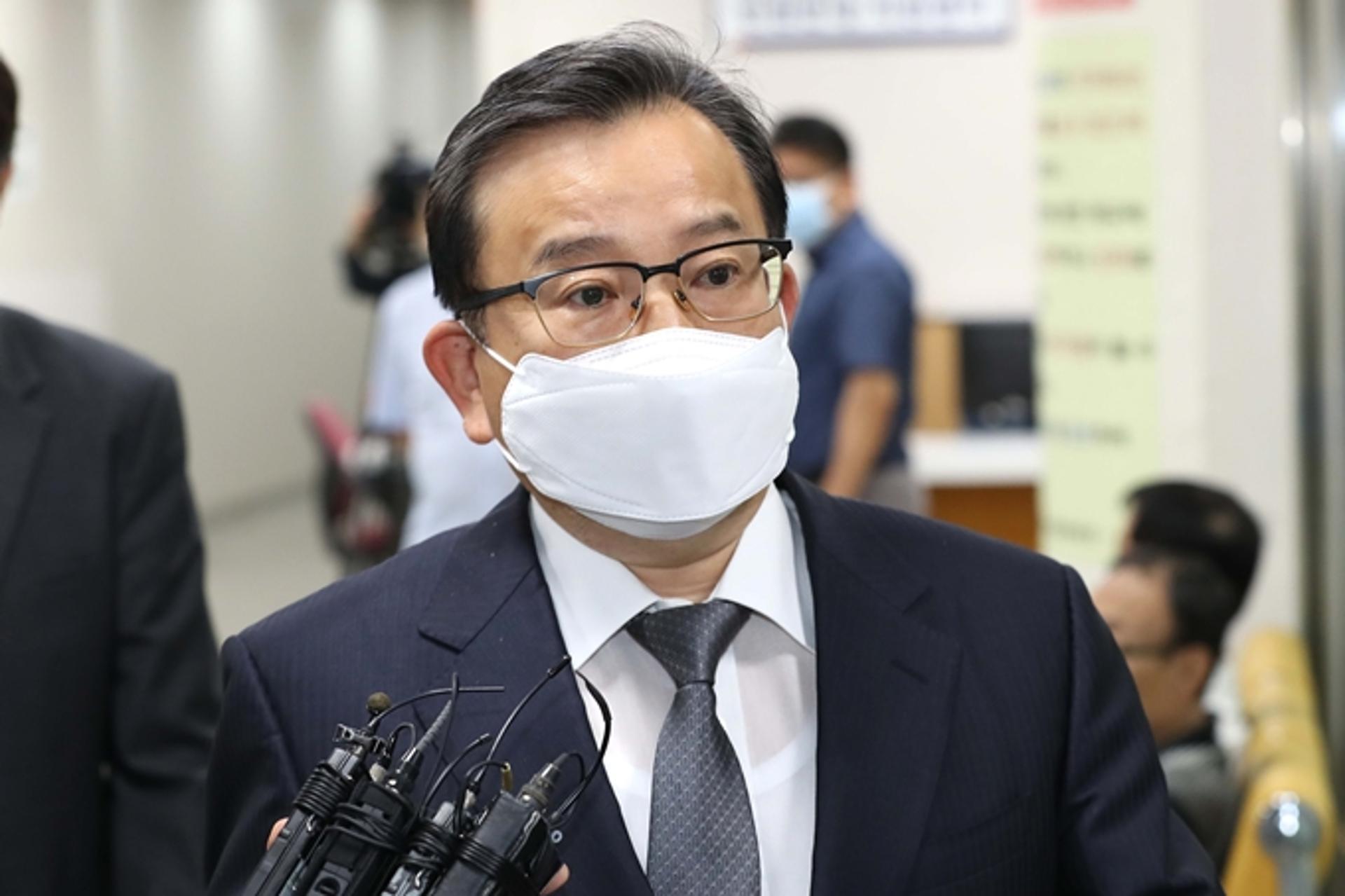 '김학의 뇌물' 파기환송… 대법원 "증인 회유 의심된다"