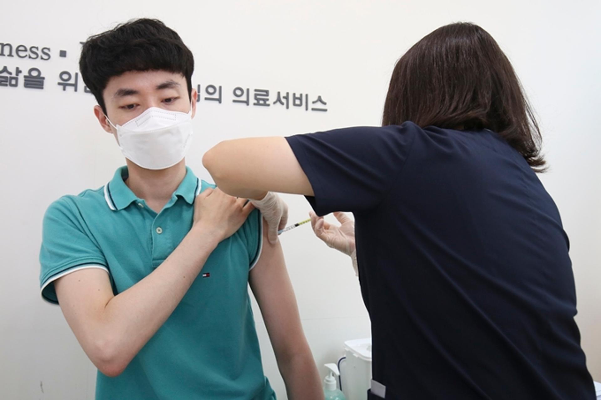1차 접종자 1000만명 돌파… 수도권 확산은 여전히 우려(종합)