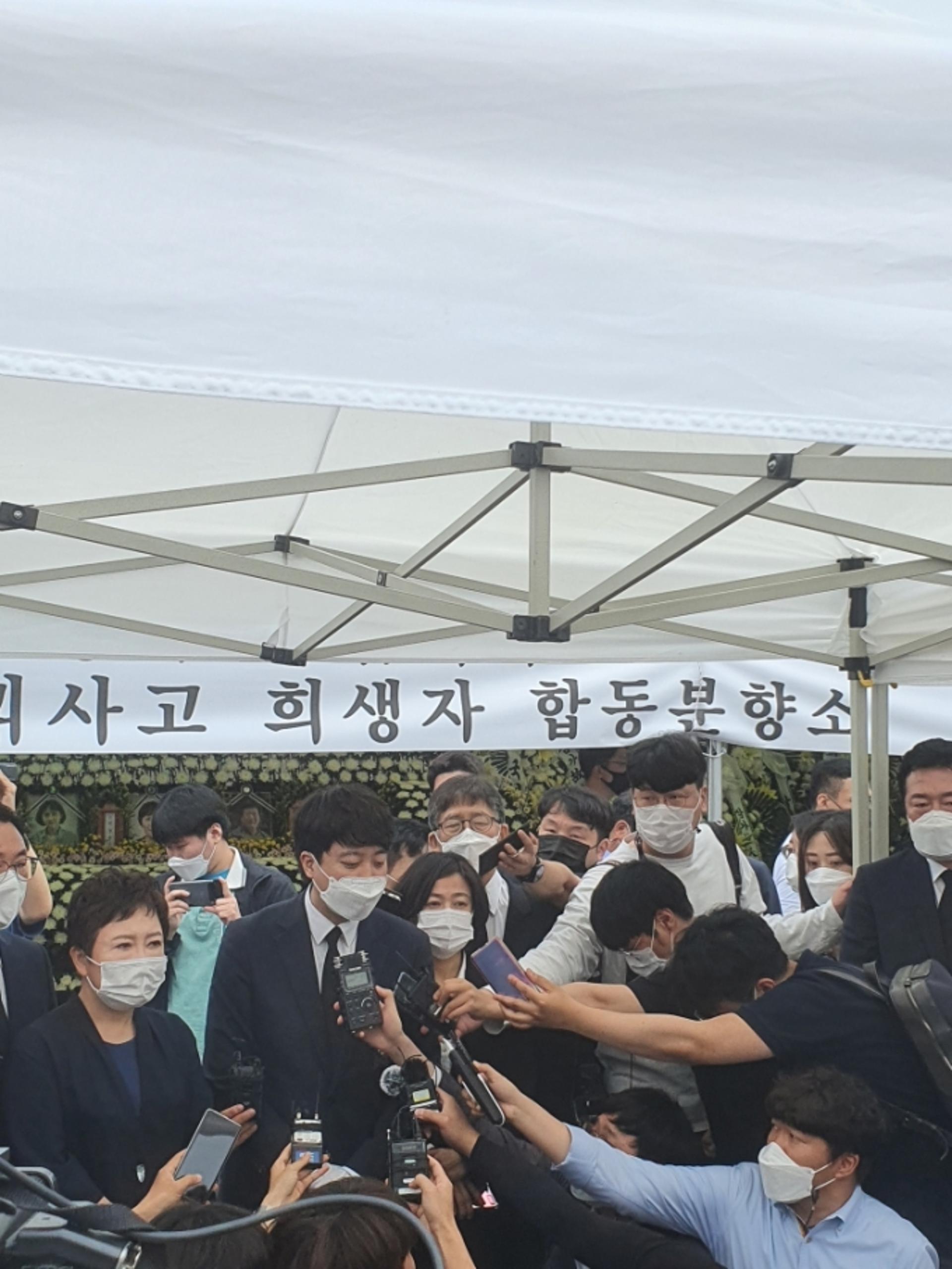 [머니S포토]합동분향소에서 브리핑 하는 이준석 대표