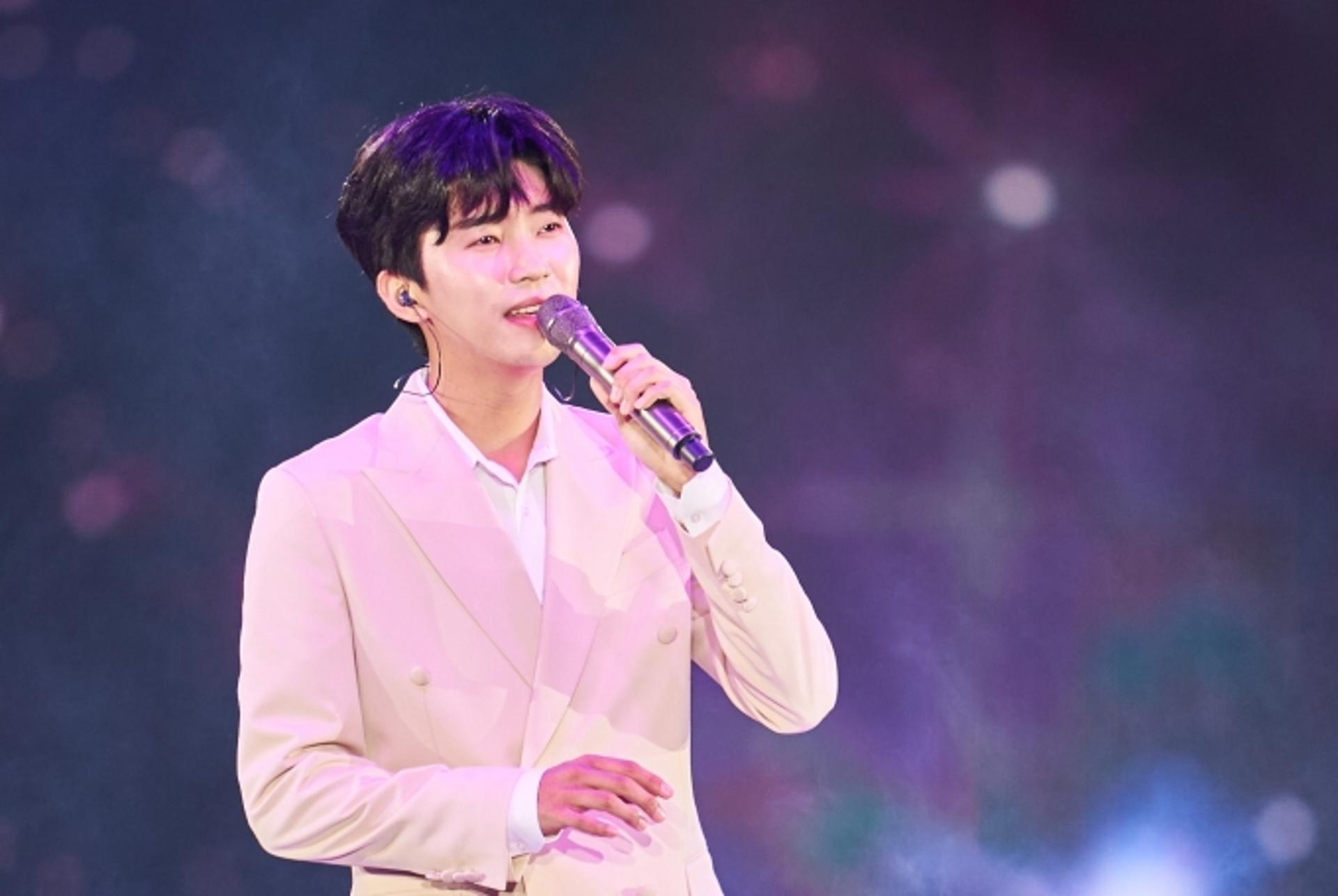 "별빛같은 가수, 임영웅의 생일을 축하합니다"