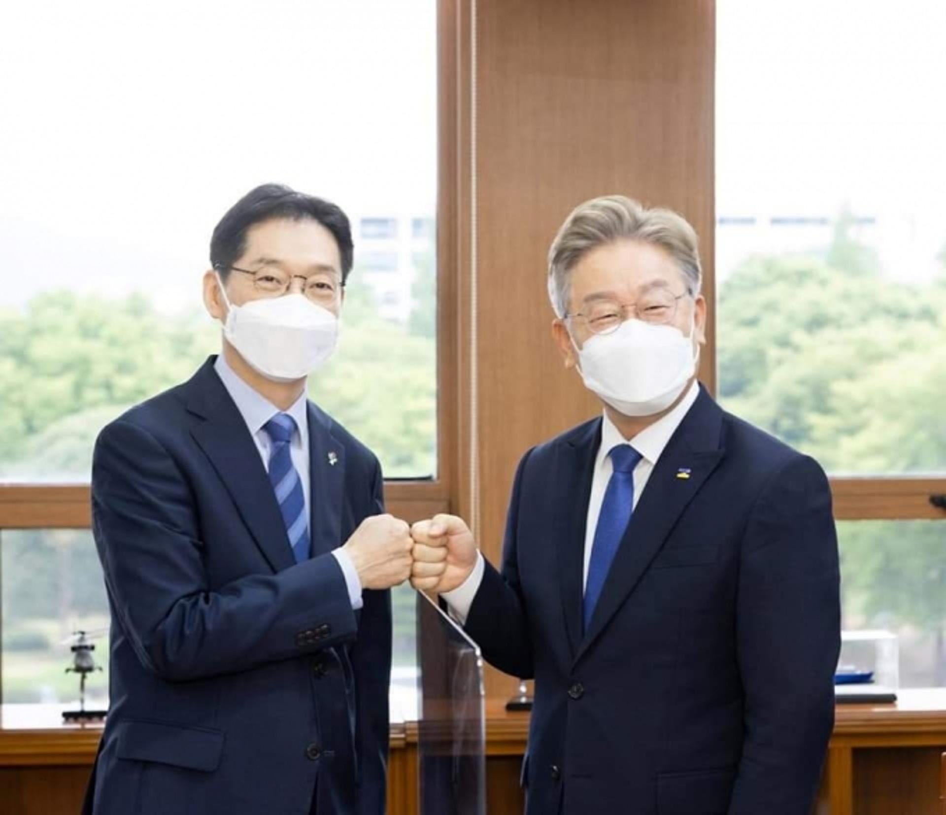 '친문 적자' 김경수 손잡은 이재명 "동남권 메가시티 인상적"