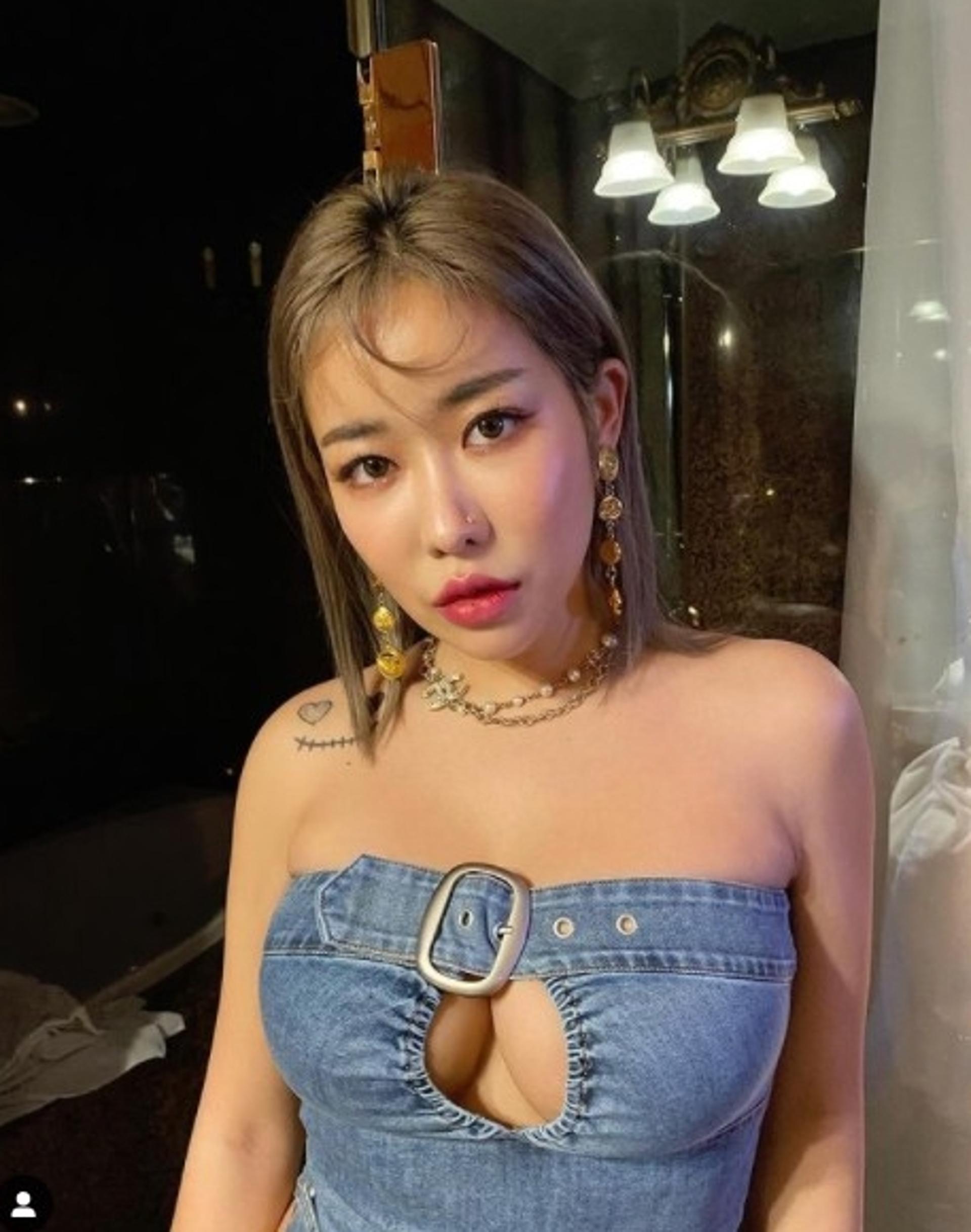 "시선 둘 곳 없네"… 퀸와사비, 민망한 가슴 노출