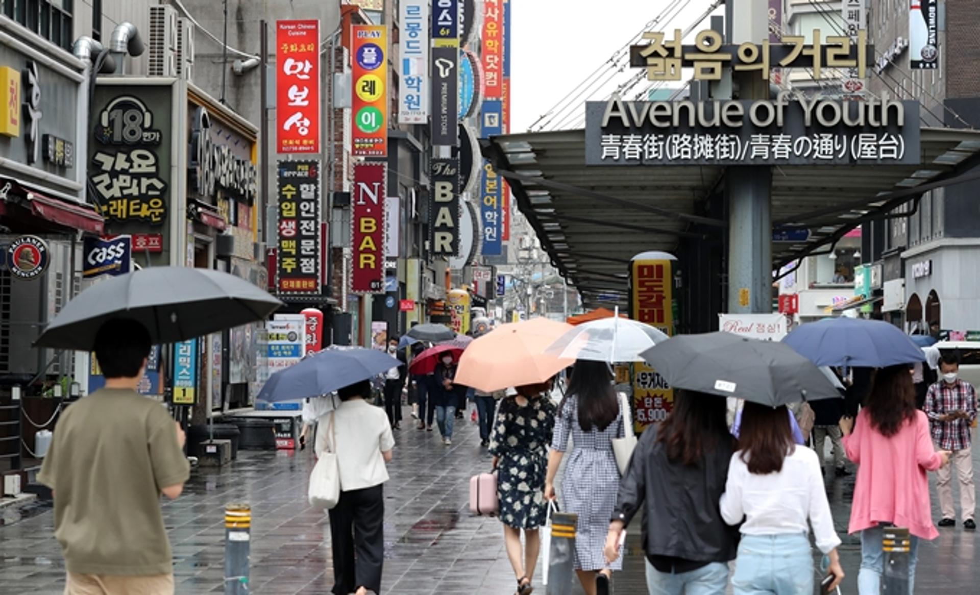 거리두기 개편안 공개… '12시 영업·8인 모임' 가능할까