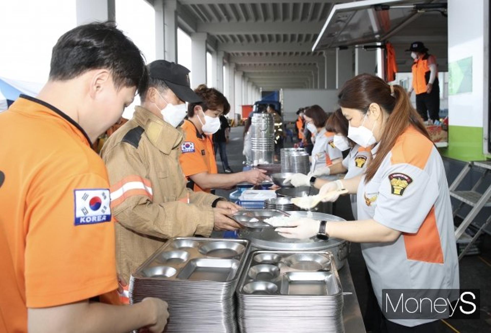 [머니S포토] 이천시 의용소방대, 쿠팡 물류창고 화재 진압 소방대원에 식사 제공