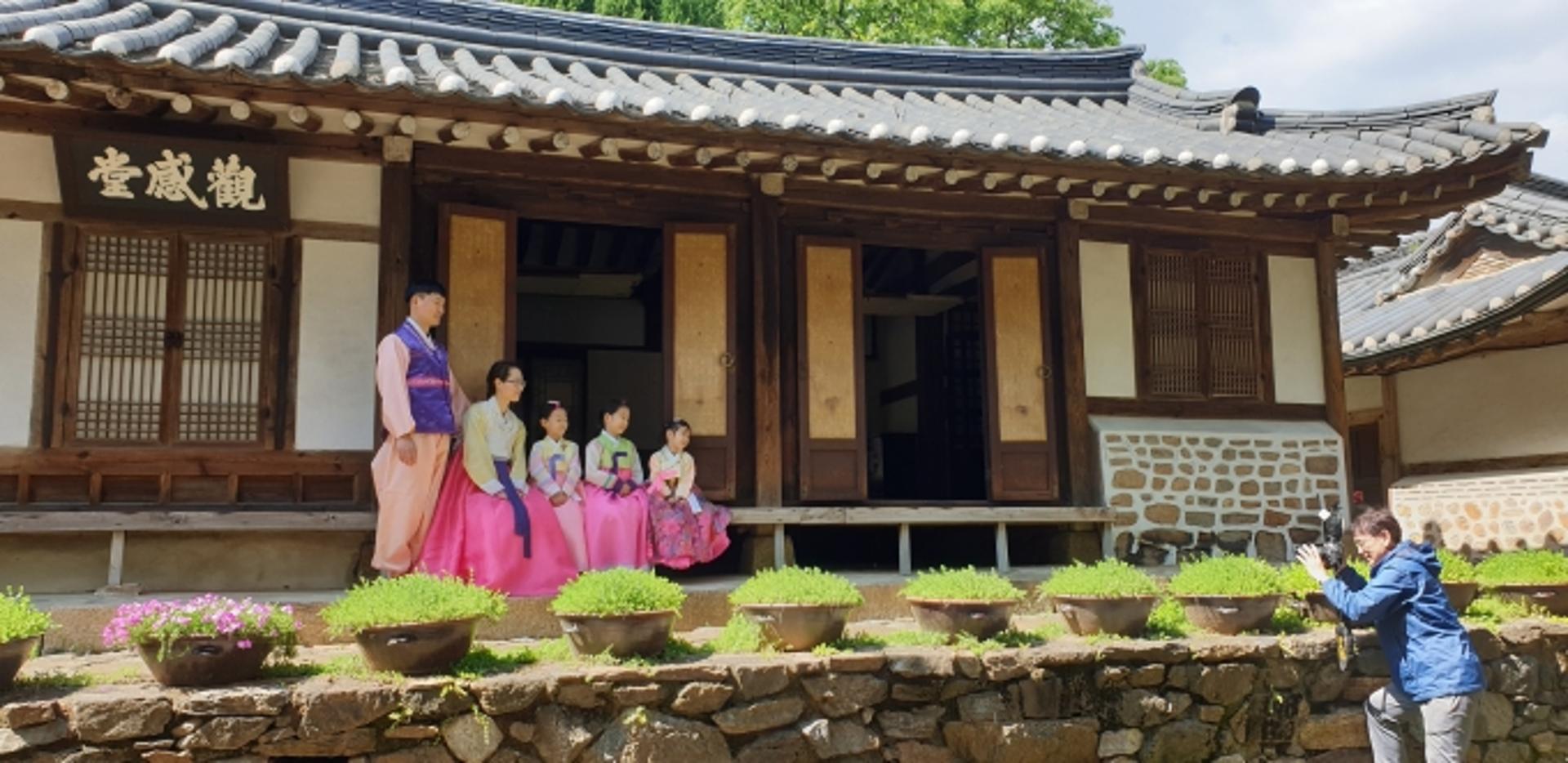 광명시, 시 개청 40주년 '가족사진전'…마흔해둥이 22가정 참여