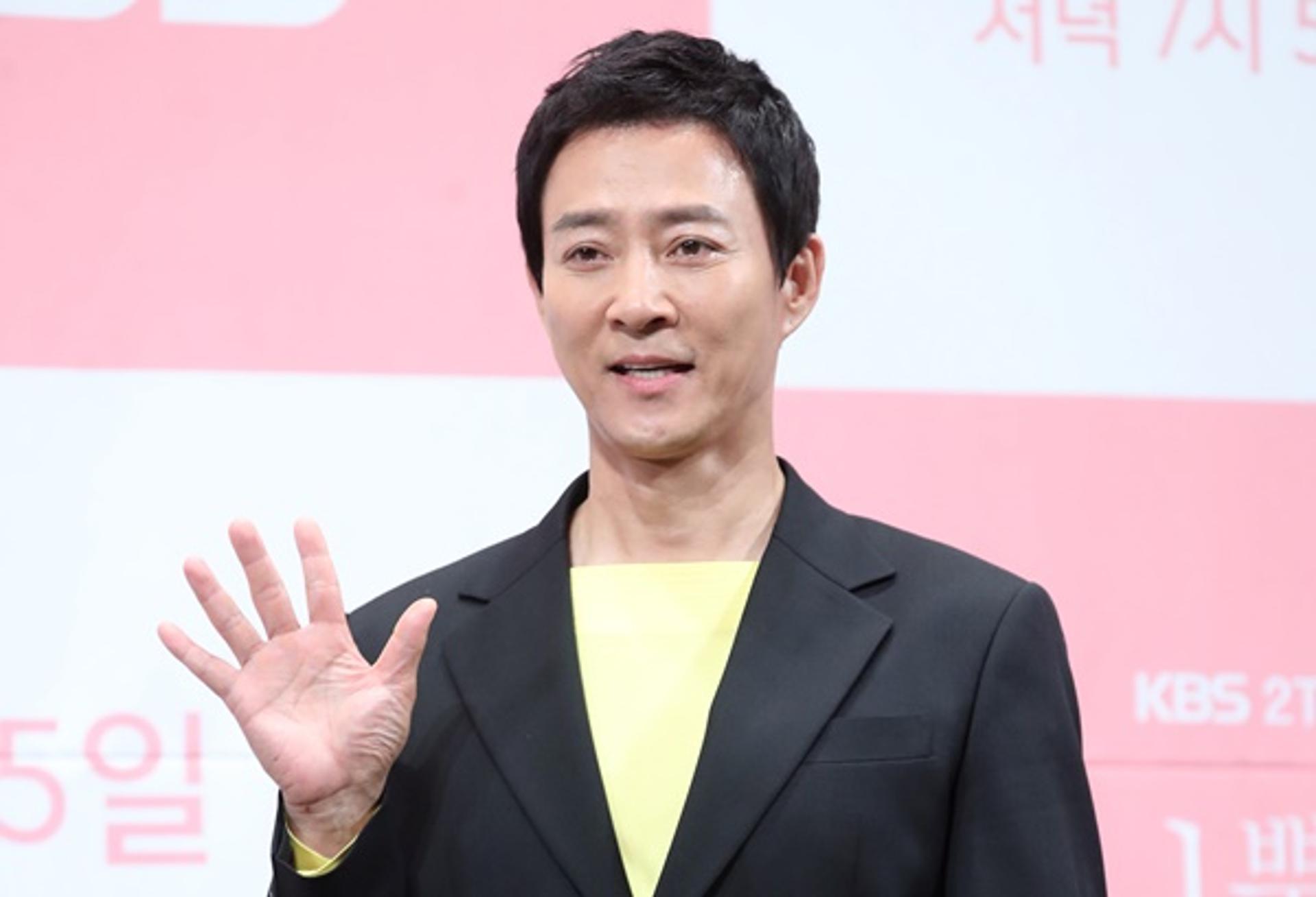 최수종, 축구경기 중 오른팔 골절로 수술… 현재 상태는?