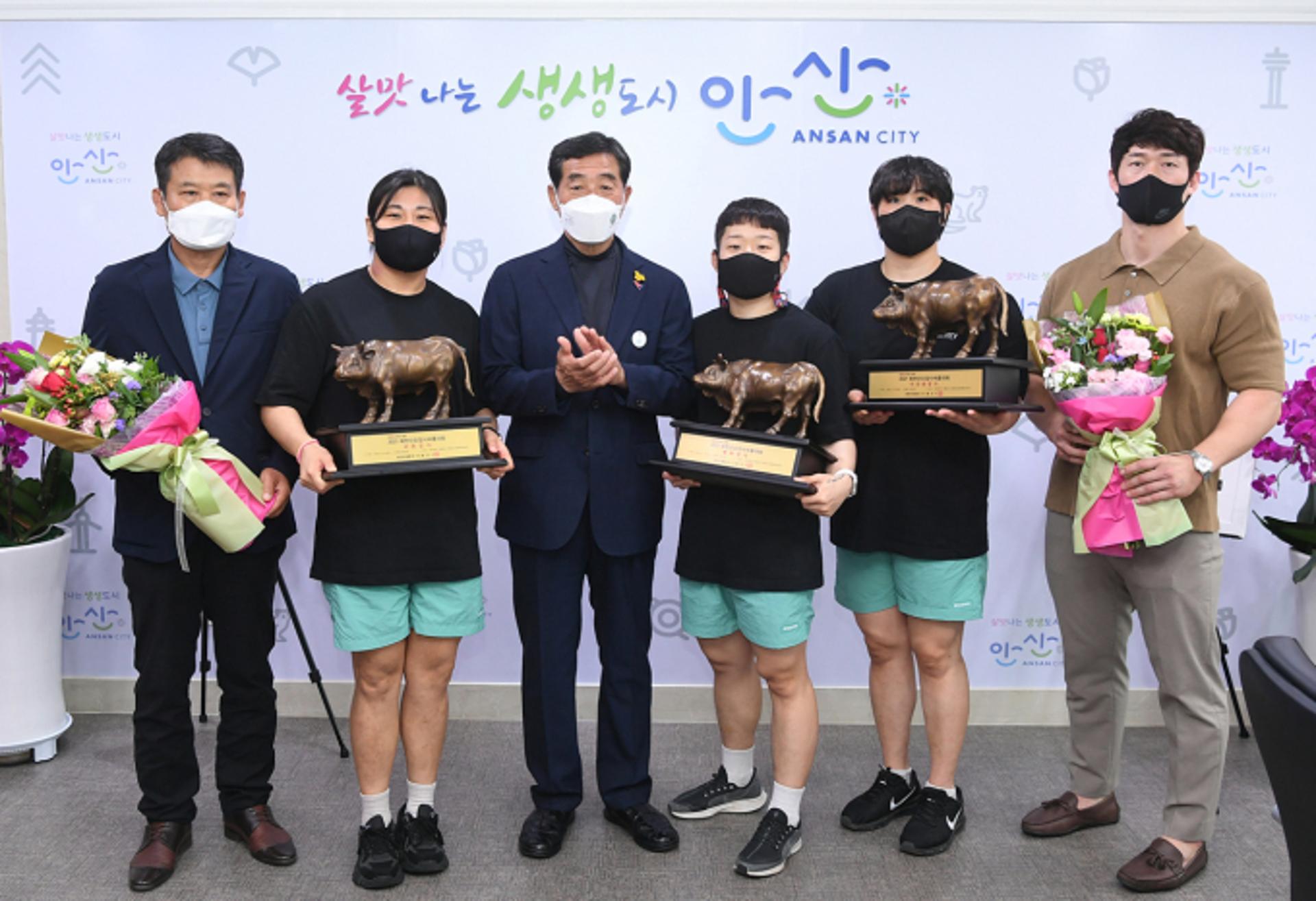 윤화섭 시장, 씨름대회 전 체급 석권한 선수들 격려