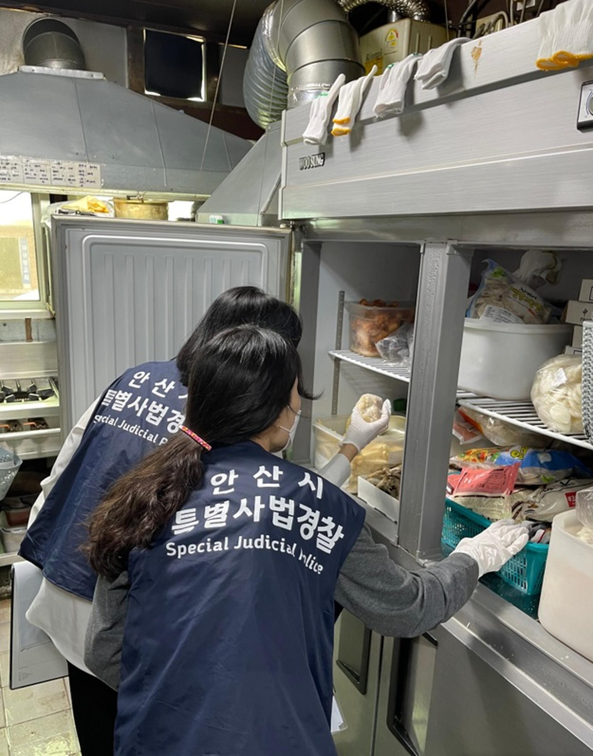 안산시 특사경, 휴가철 앞두고 대부도 방아머리 일대 집중단속