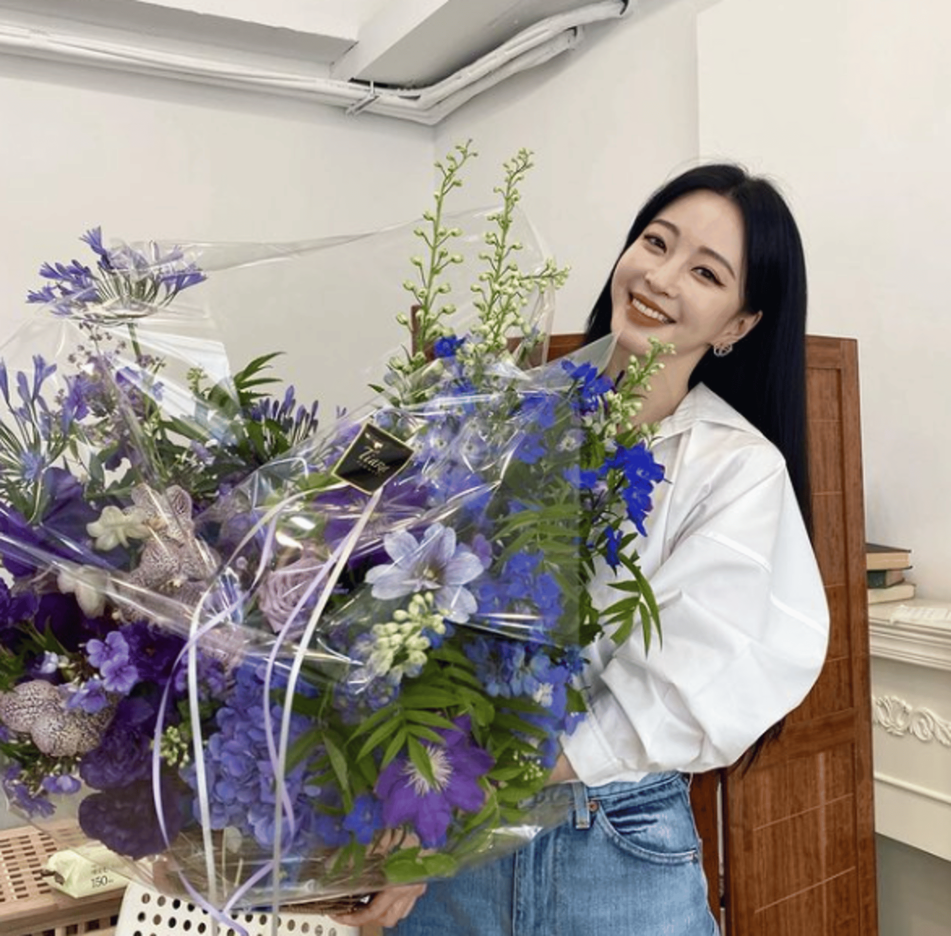"감사합니다"… 한예슬 2차 해명→ '대왕 꽃다발' 들고 미소