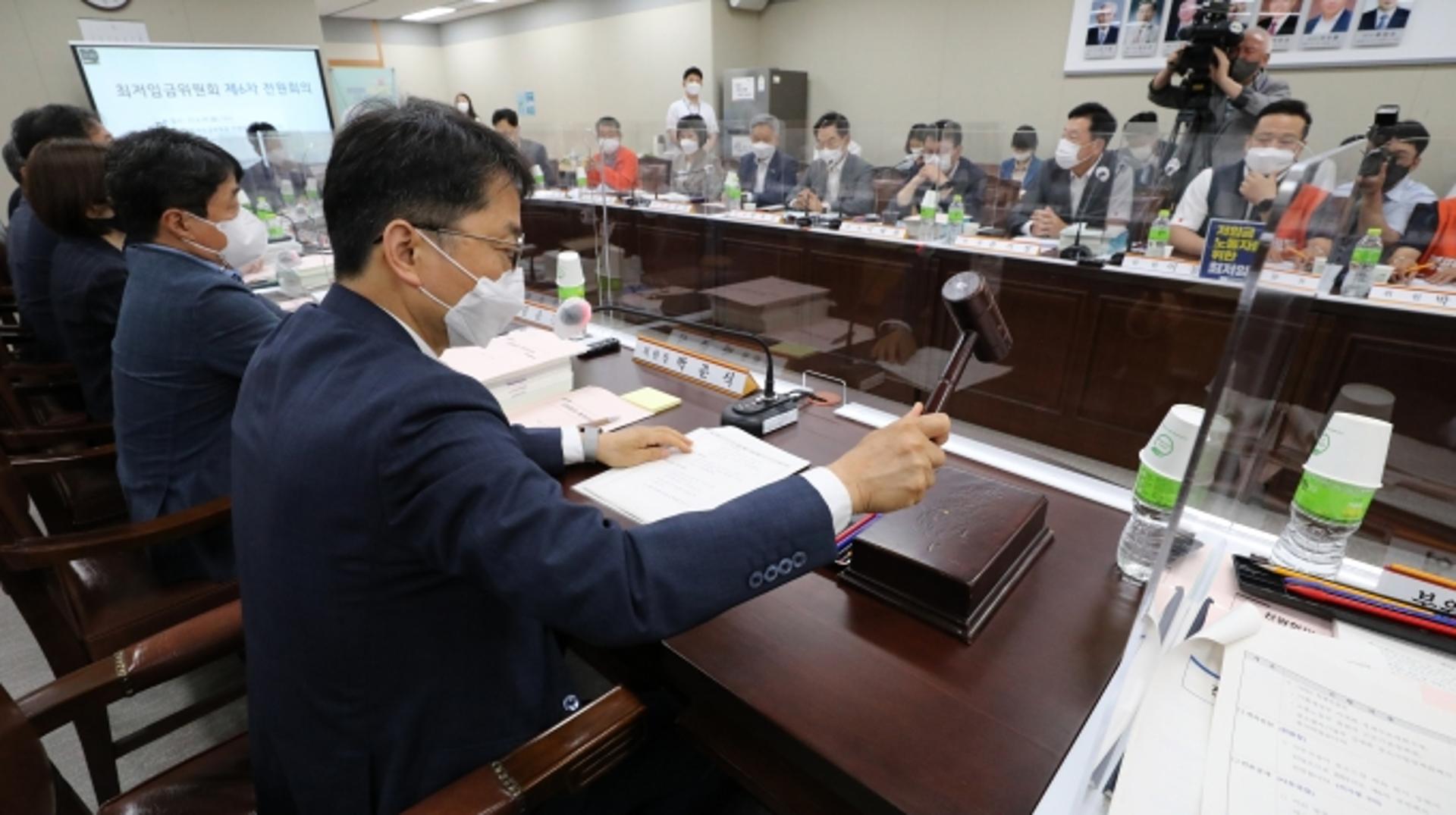 내년도 최저임금 모든 업종 같은금액 적용… 차등지급 안건 '부결'