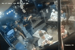 무장 강도가 위협해도 치킨만 먹는 남자… "그렇게 맛있어?" [영상]