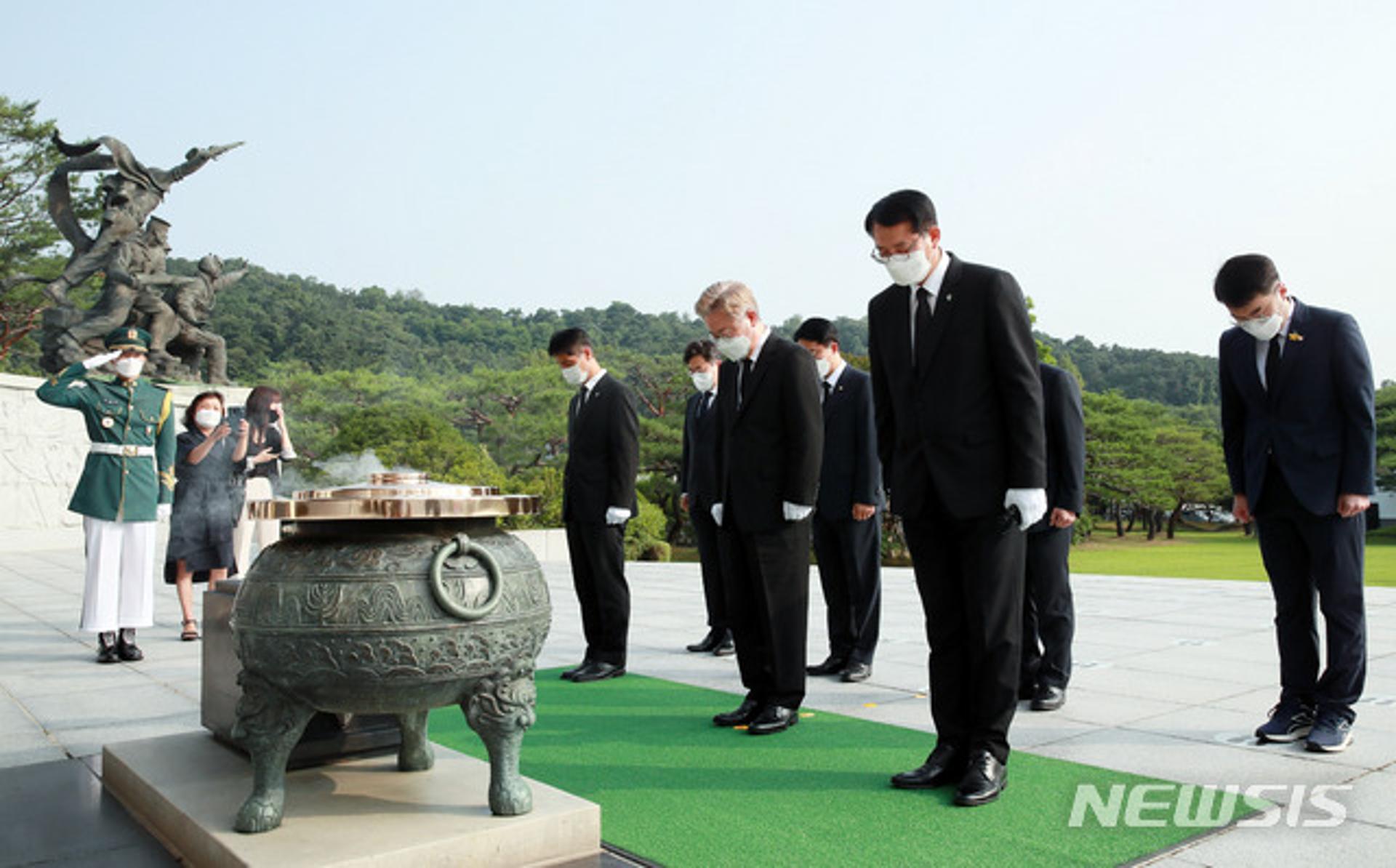 이재명 첫 행보는 무명용사 참배…"이름없는 민초들이 대한민국 지켰다"