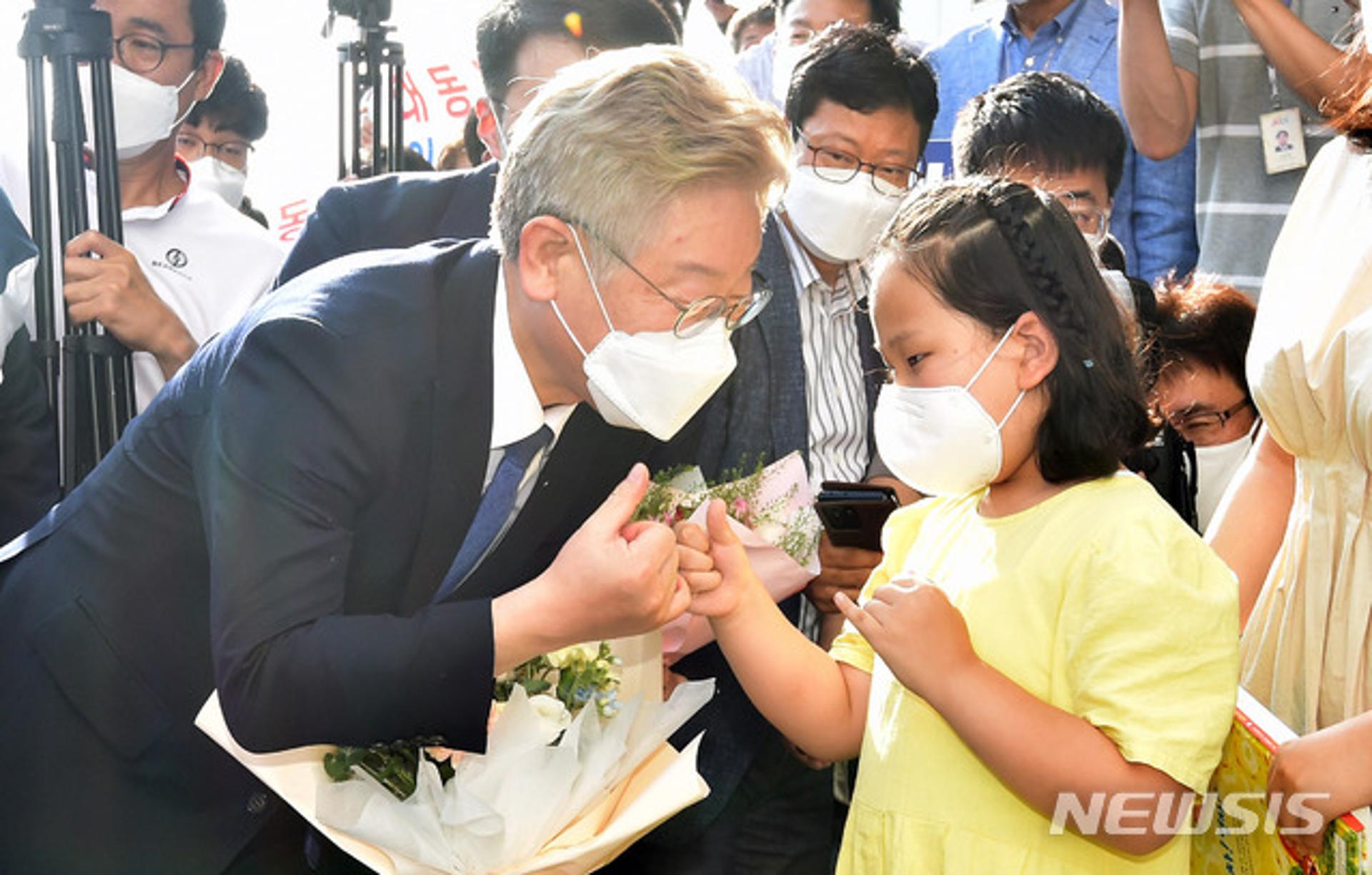 '스승' 이상돈 교수가 본 제자 이재명은?…"감동 주는 삶 갖고 있어"