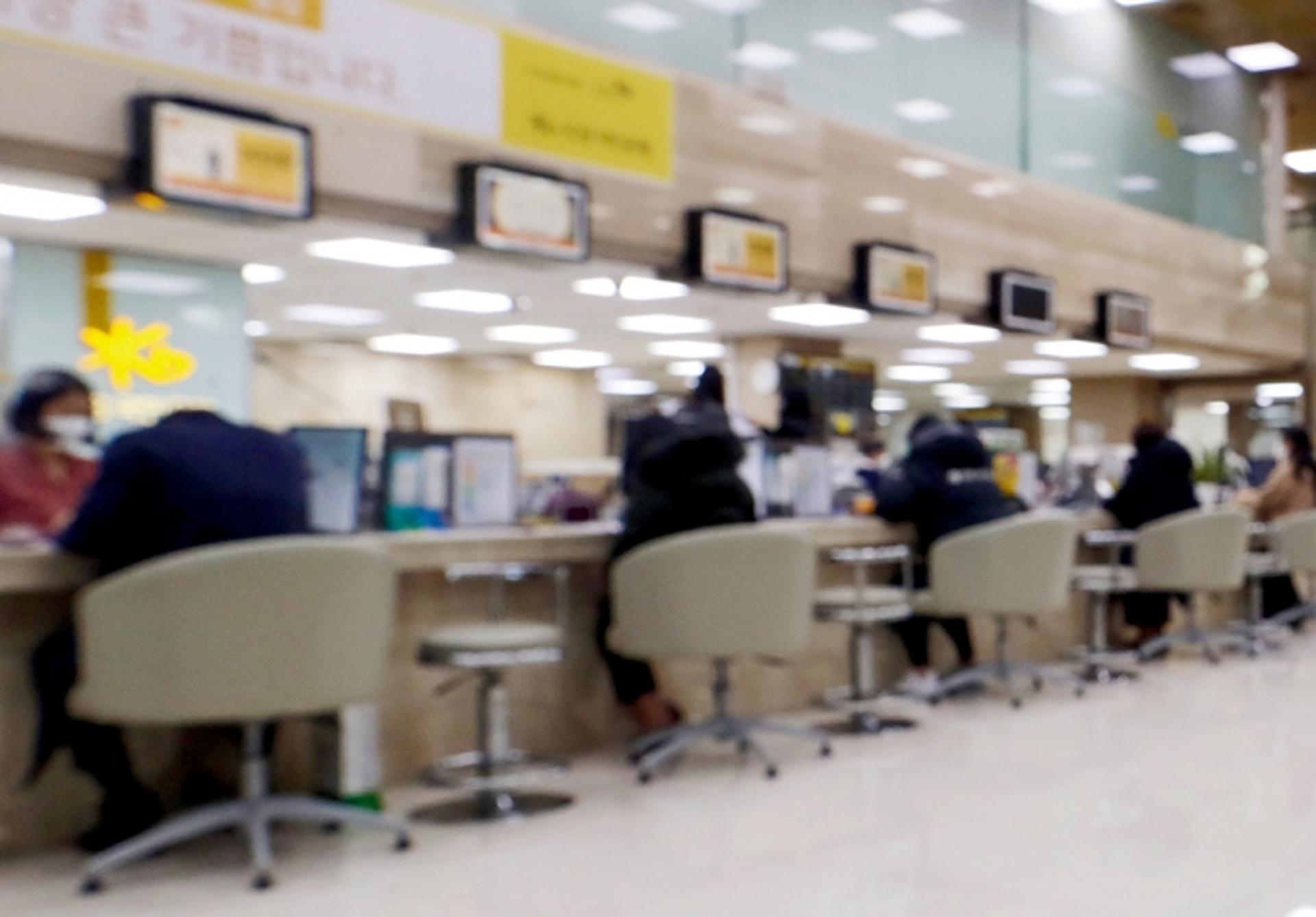"잘 있어라 은행아"… 40대 행원도 짐 싼다