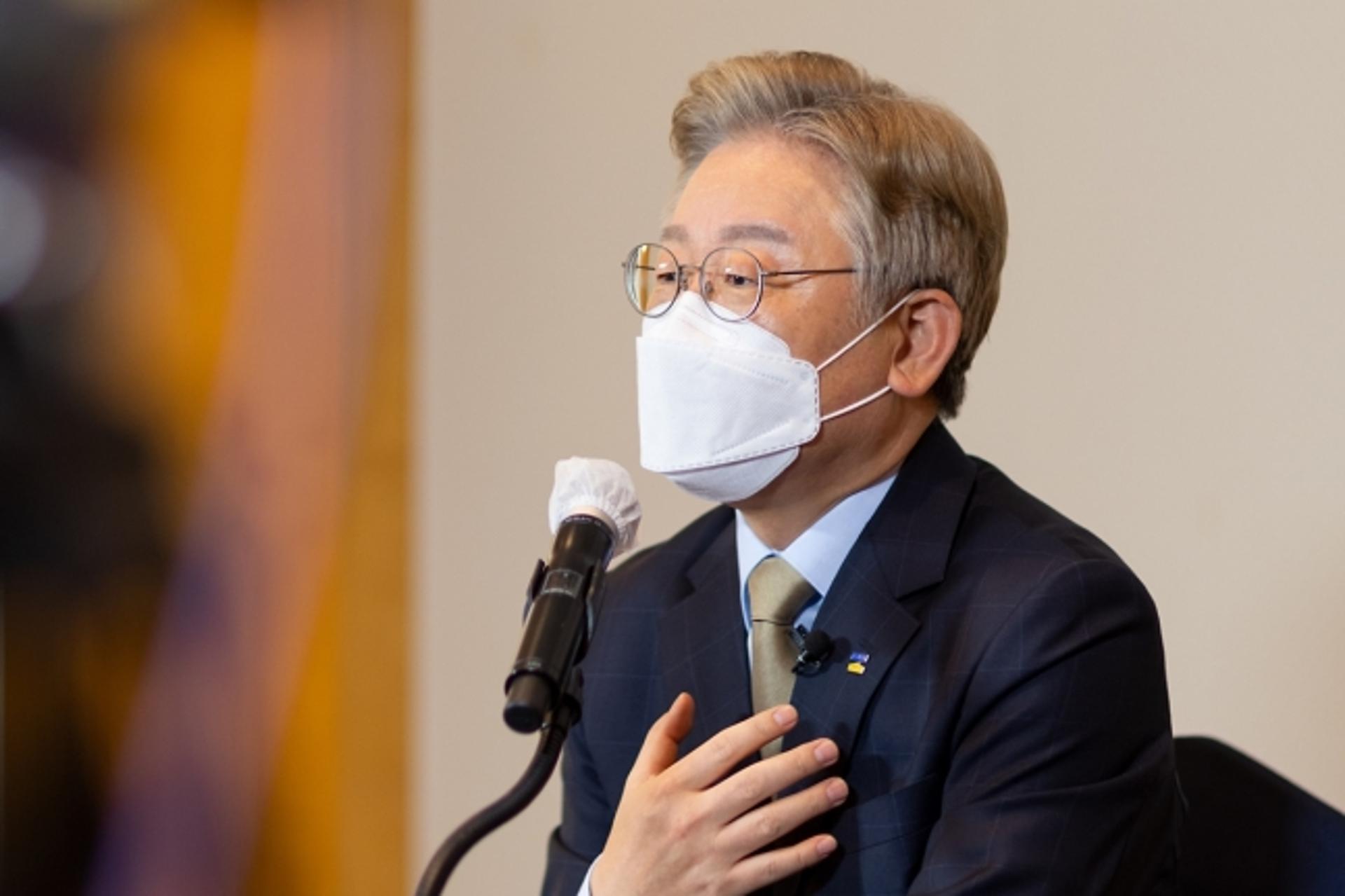 '성남FC 후원금 피소' 이재명, 출석 요구에 "경찰 정치개입, 책임 묻을 것"