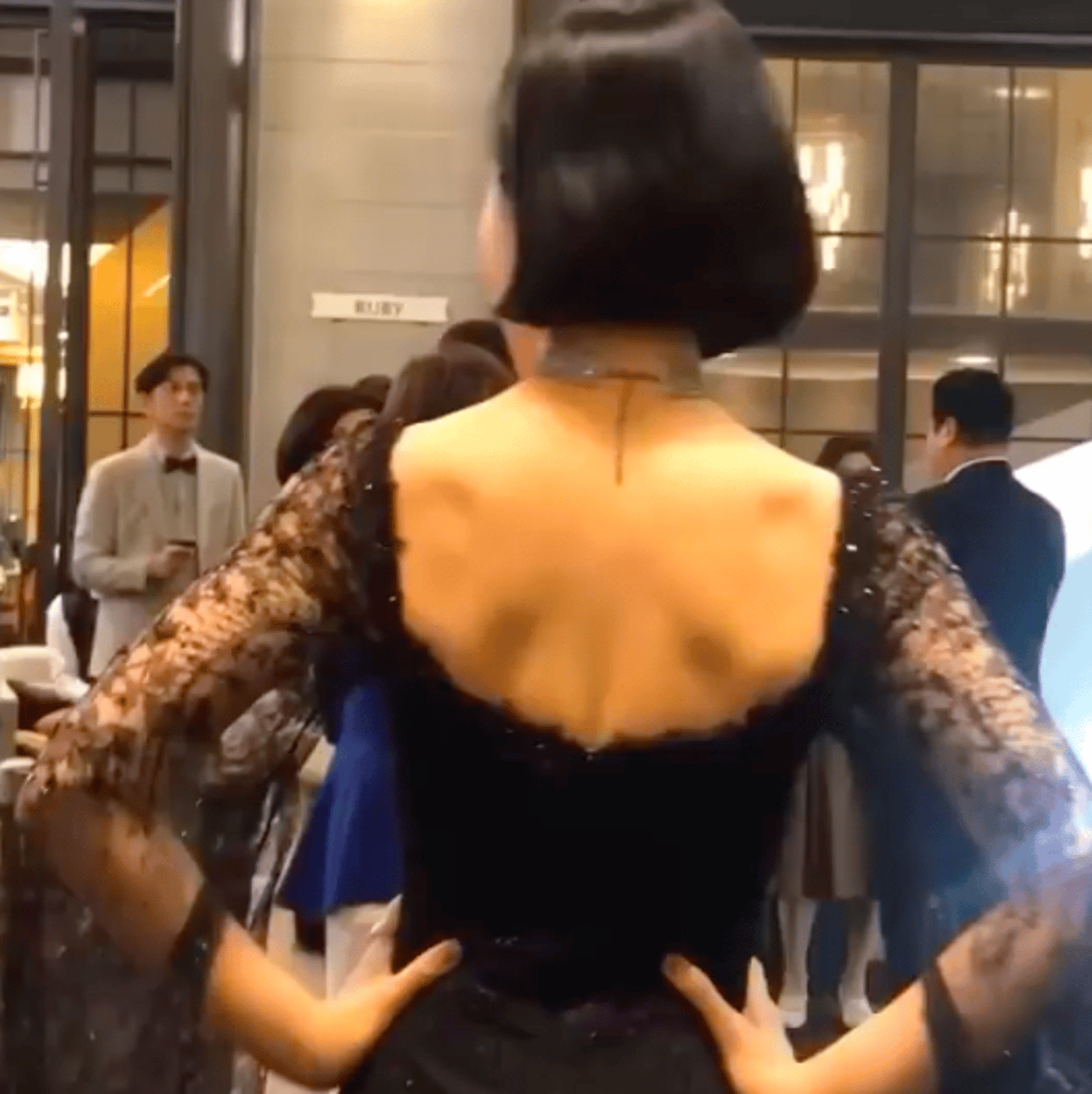 "美쳤는데"… 김민정, 드레스 입고 성난 등근육 과시