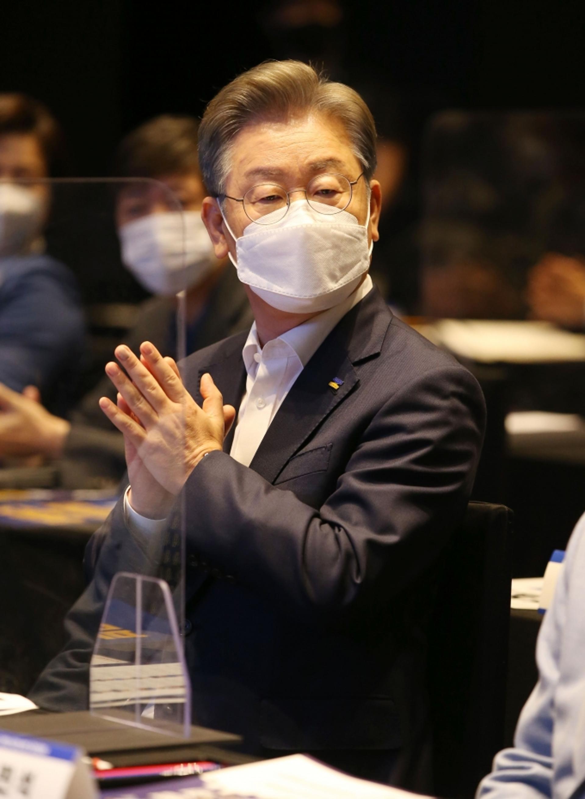 "나였다면 장모가 혜택 못 보게 막았다"…이재명, 윤석열 '장모 구속' 직격탄