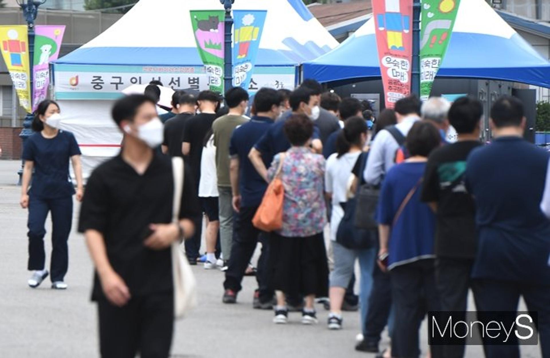 코로나 4차 대유행인데… 거리두기 개편안 3단계 미룬 이유는?