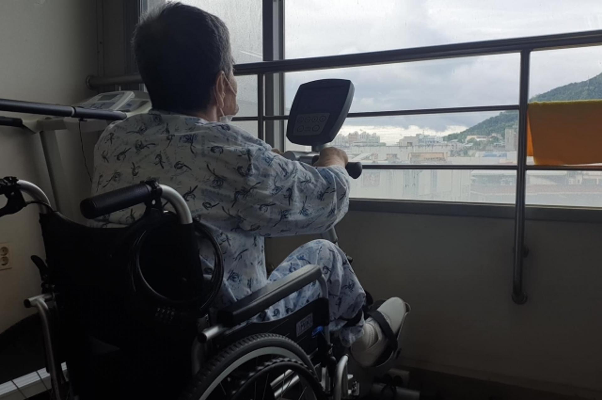 '뇌출혈 투병' 이외수, 눈물 훔치며 내뱉은 단어 'OO'