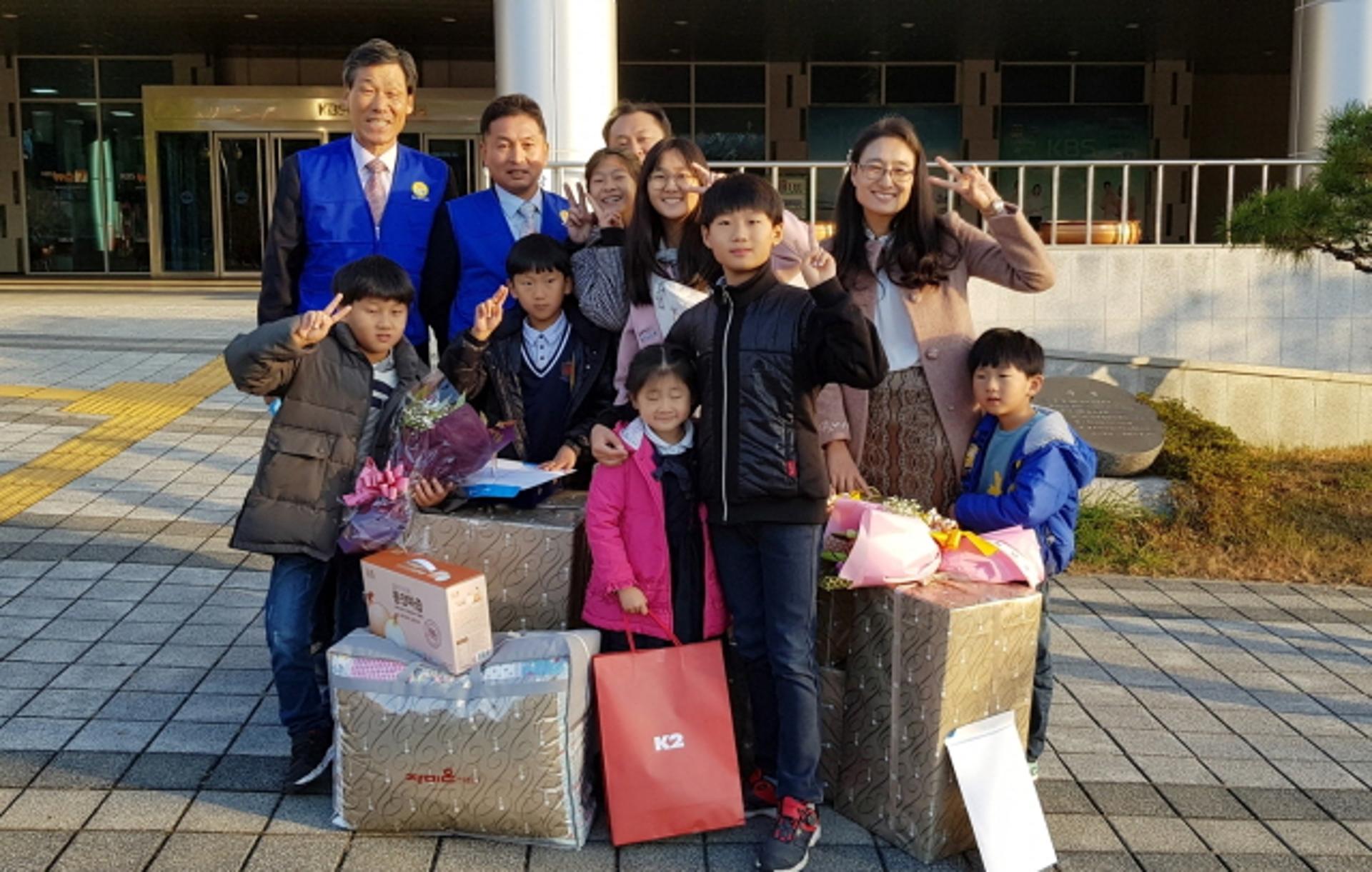 서울 떠나 행복한 '9남매' 다둥이 가정 이뤘다… 의령 지역사회 축하 행렬