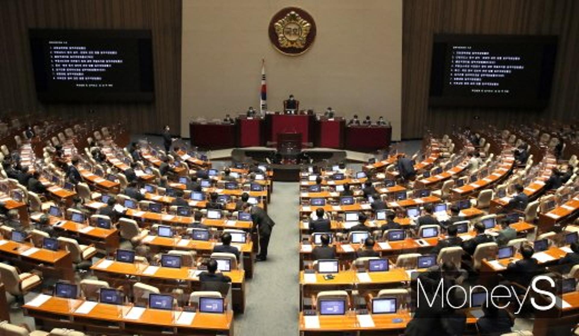 재난지원금 포함 '33조' 추경… 코로나 4차 유행에 '재검토 비상'