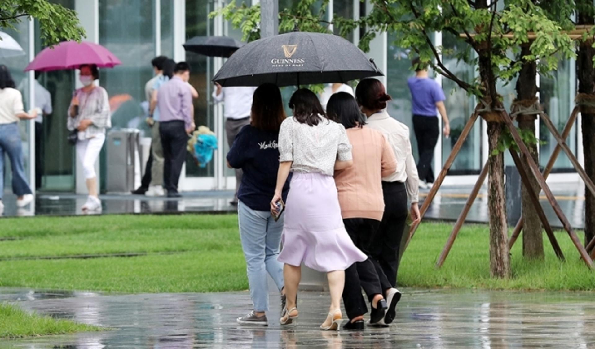 [오늘날씨] "우산 챙기세요" 체감온도 33도 이상… 고온다습 주의