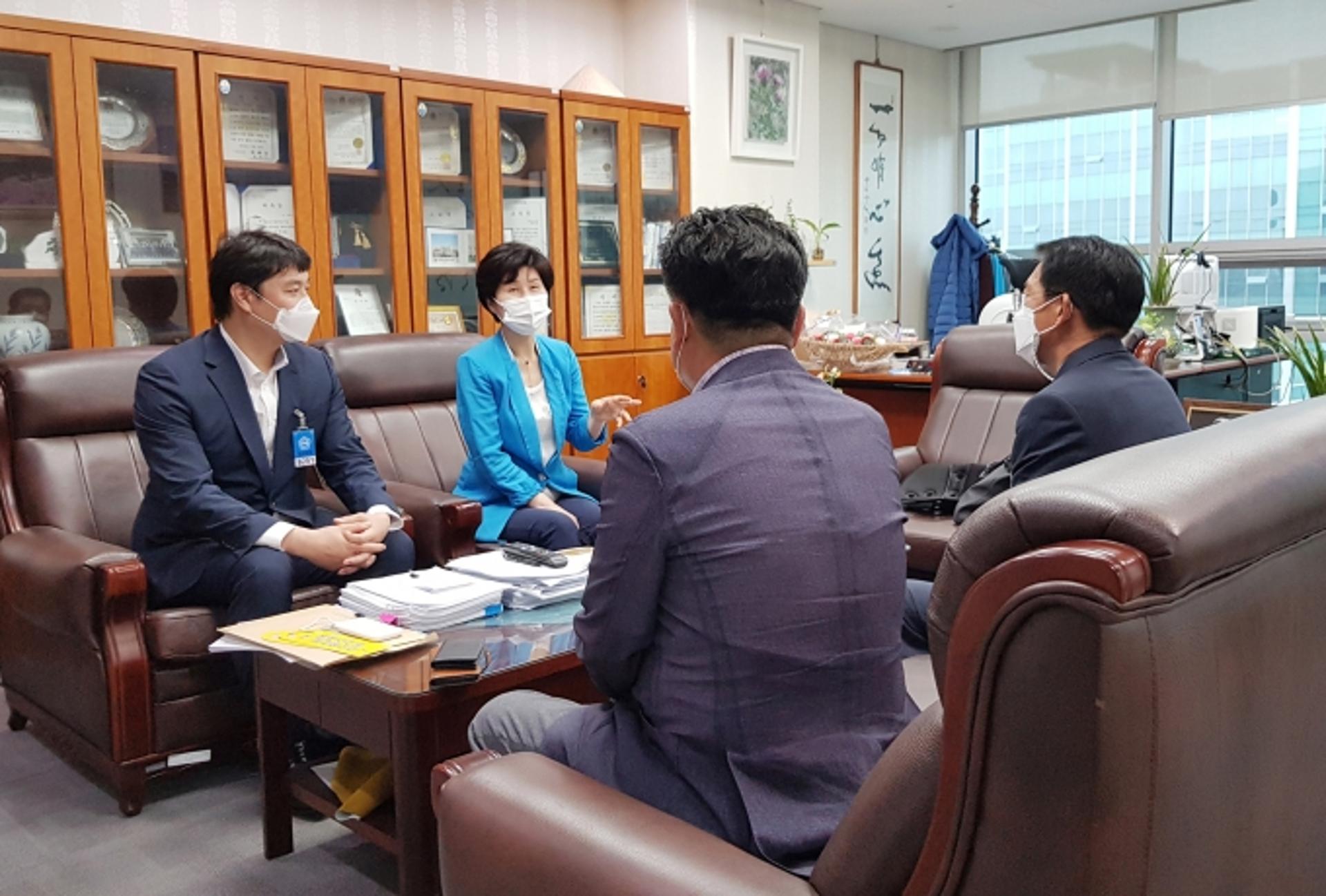 "특례시의회 규모 걸맞은 권한 필요"…전국 특례시의회 의장협, 백혜련 의원 면담