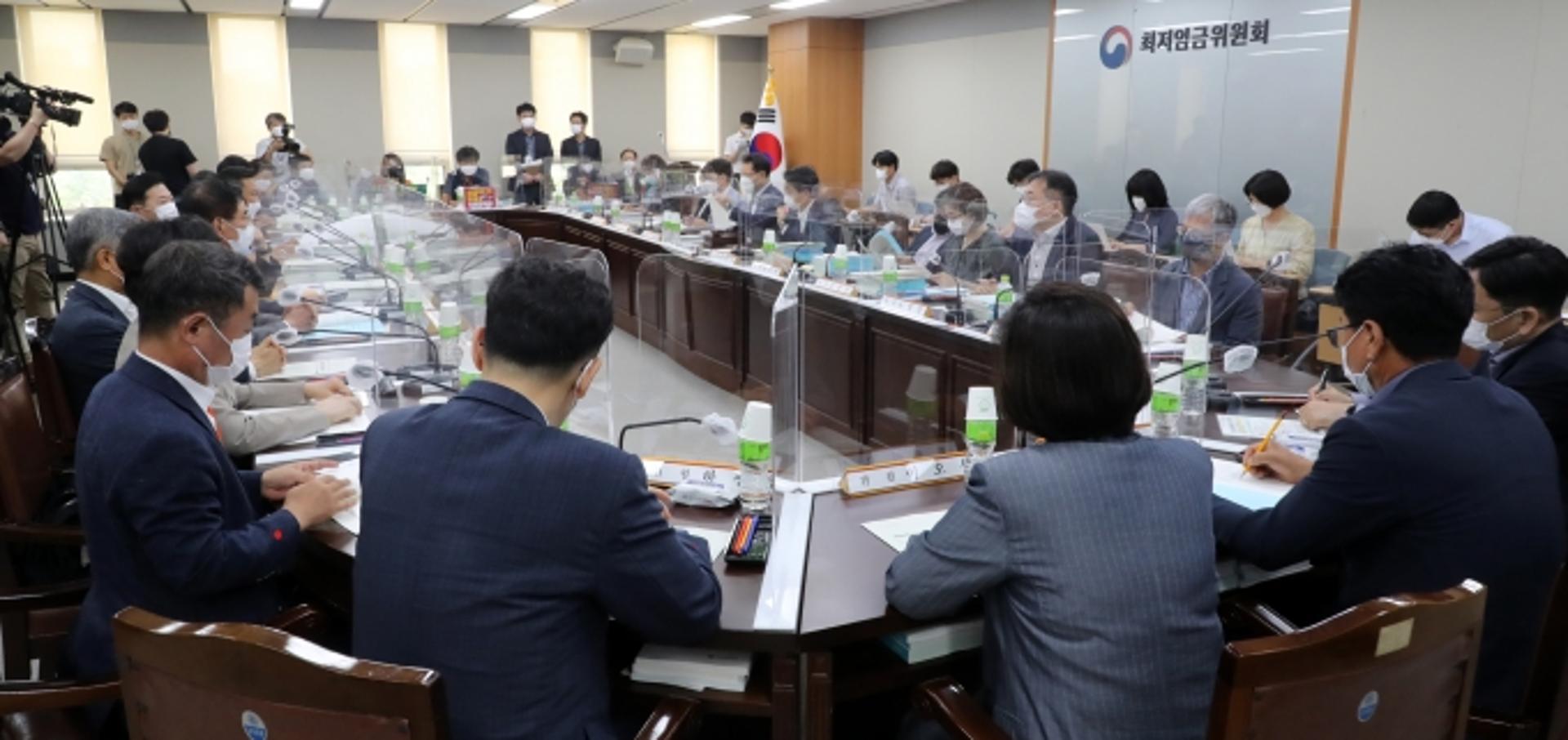 최저임금 2차 수정안… '노동계 1만320원 vs 경영계 8810원'