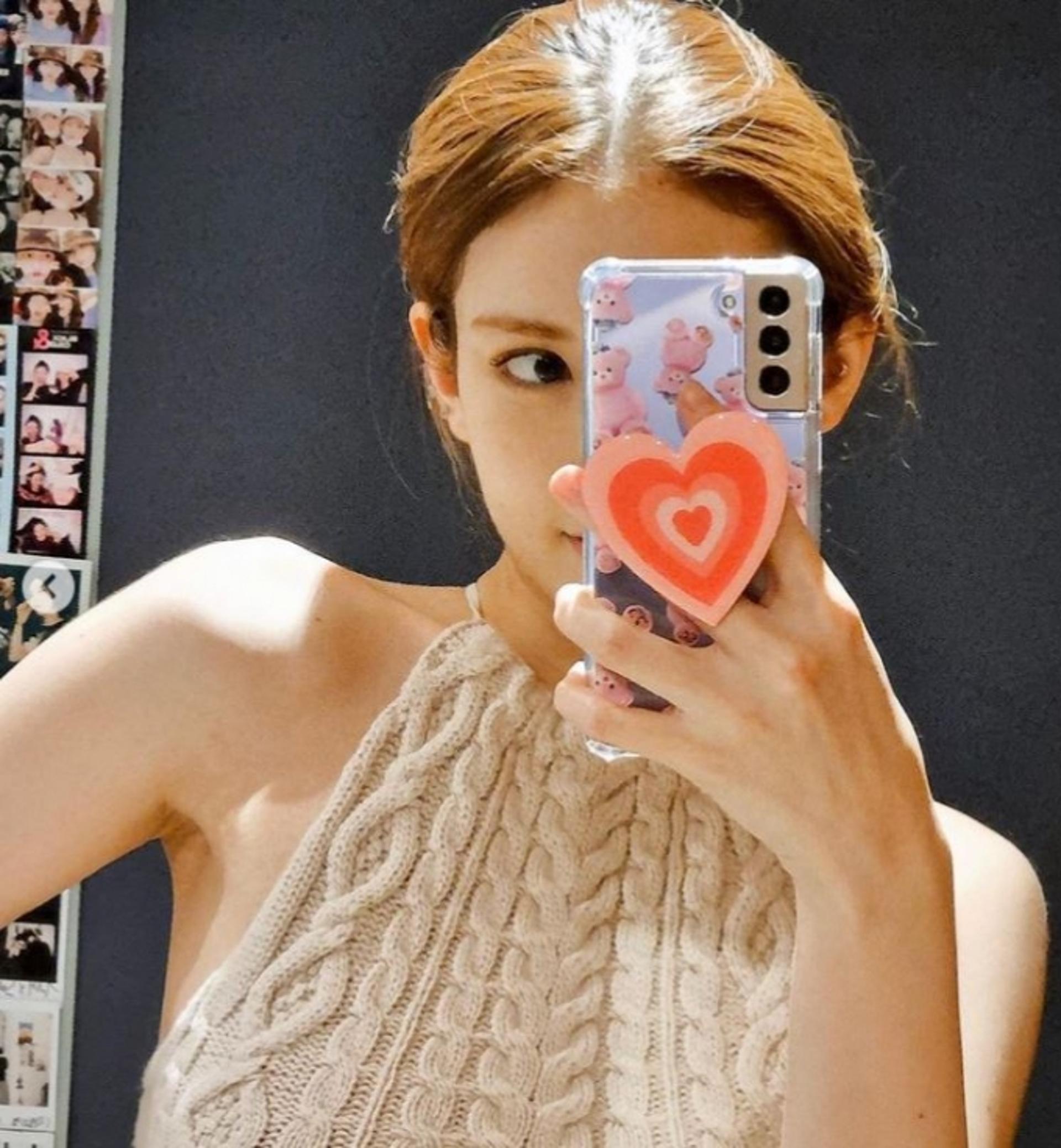 "아찔한 어깨라인 좀 봐"… 전소미, 이렇게 섹시했나