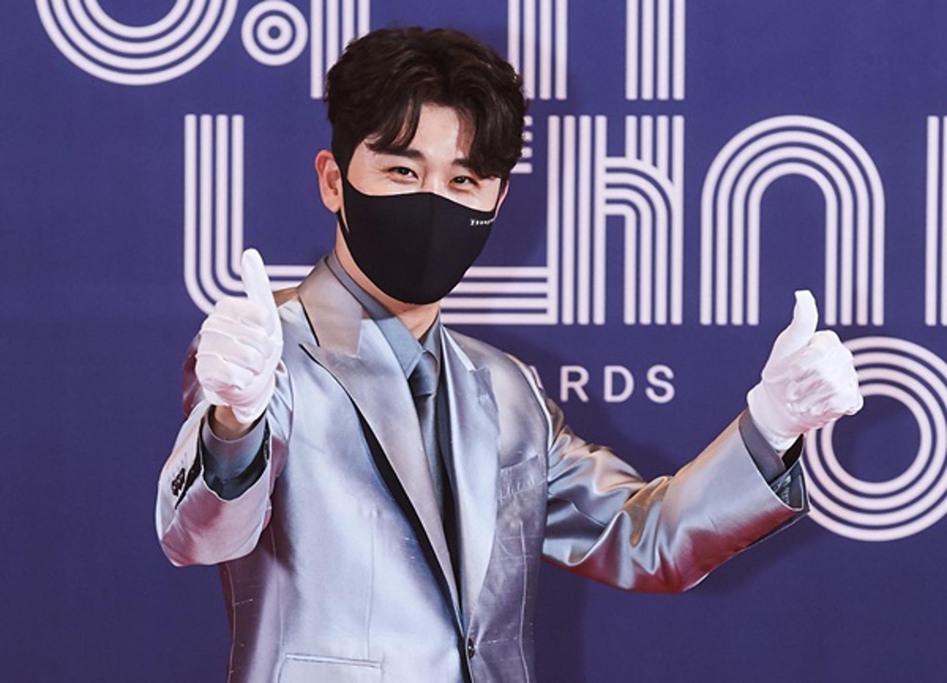 "자가격리 중 확진"… 장민호 이어 영탁도?