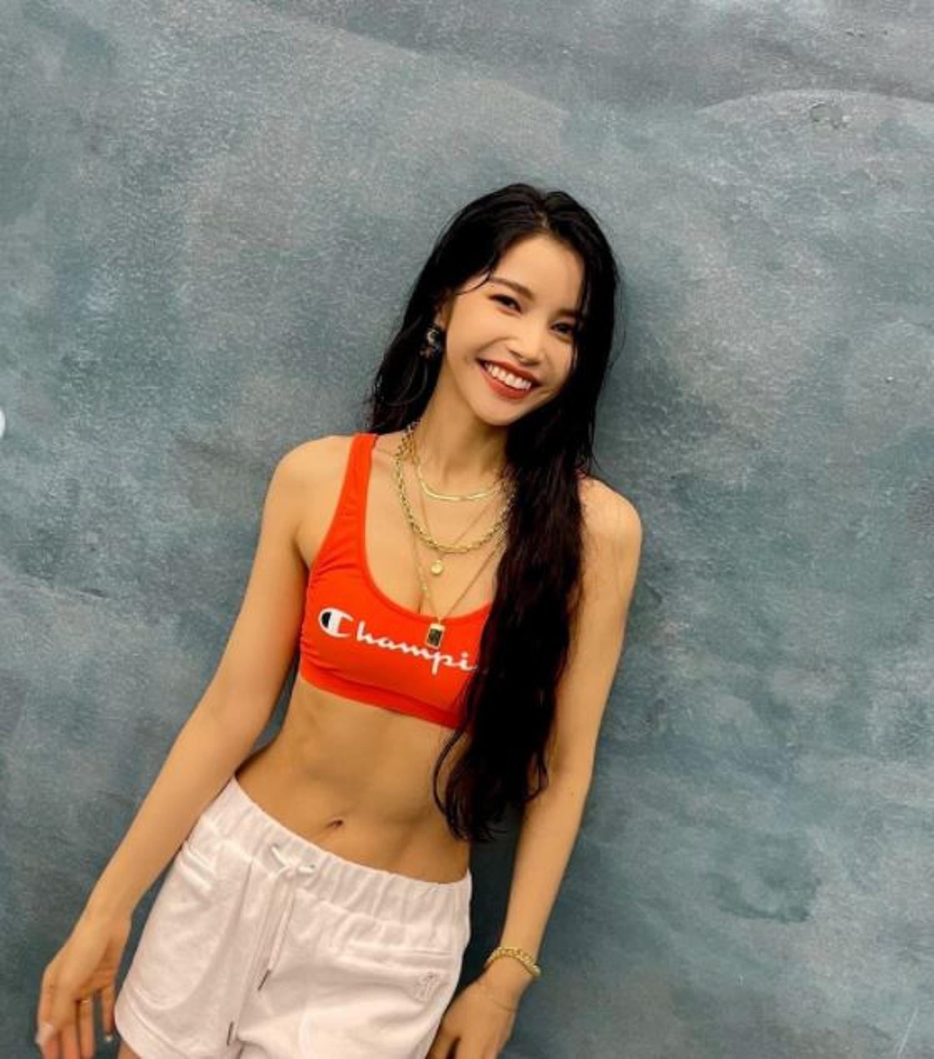 "물도 안 마셨어요"… 마마무 솔라, 탄탄 복근 '대박'