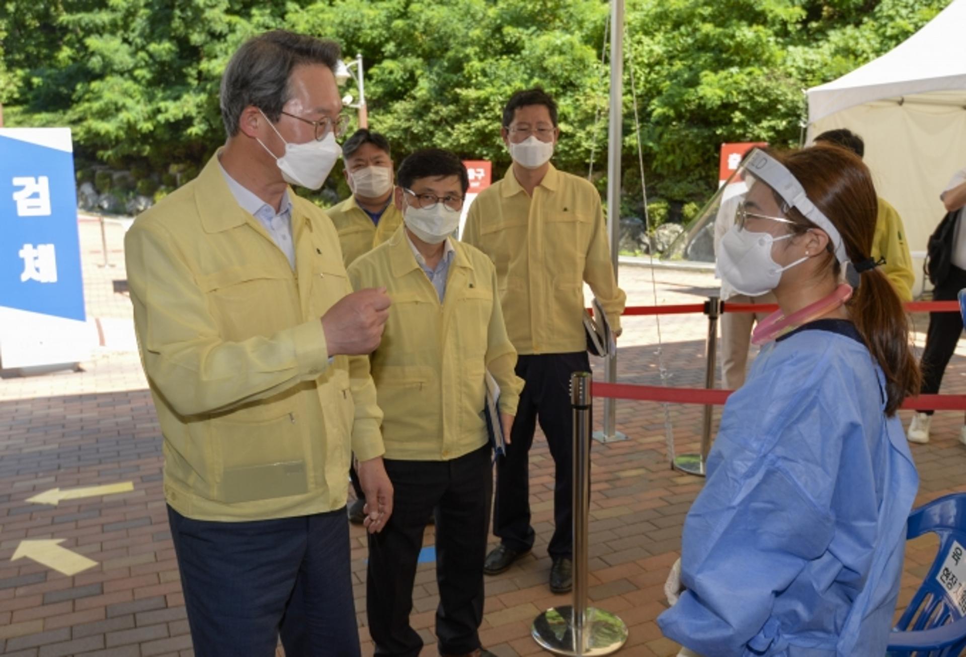 폭염속 코로나와 사투…김희겸 행안부 재난안전관리본부장, 임시선별검사소 점검