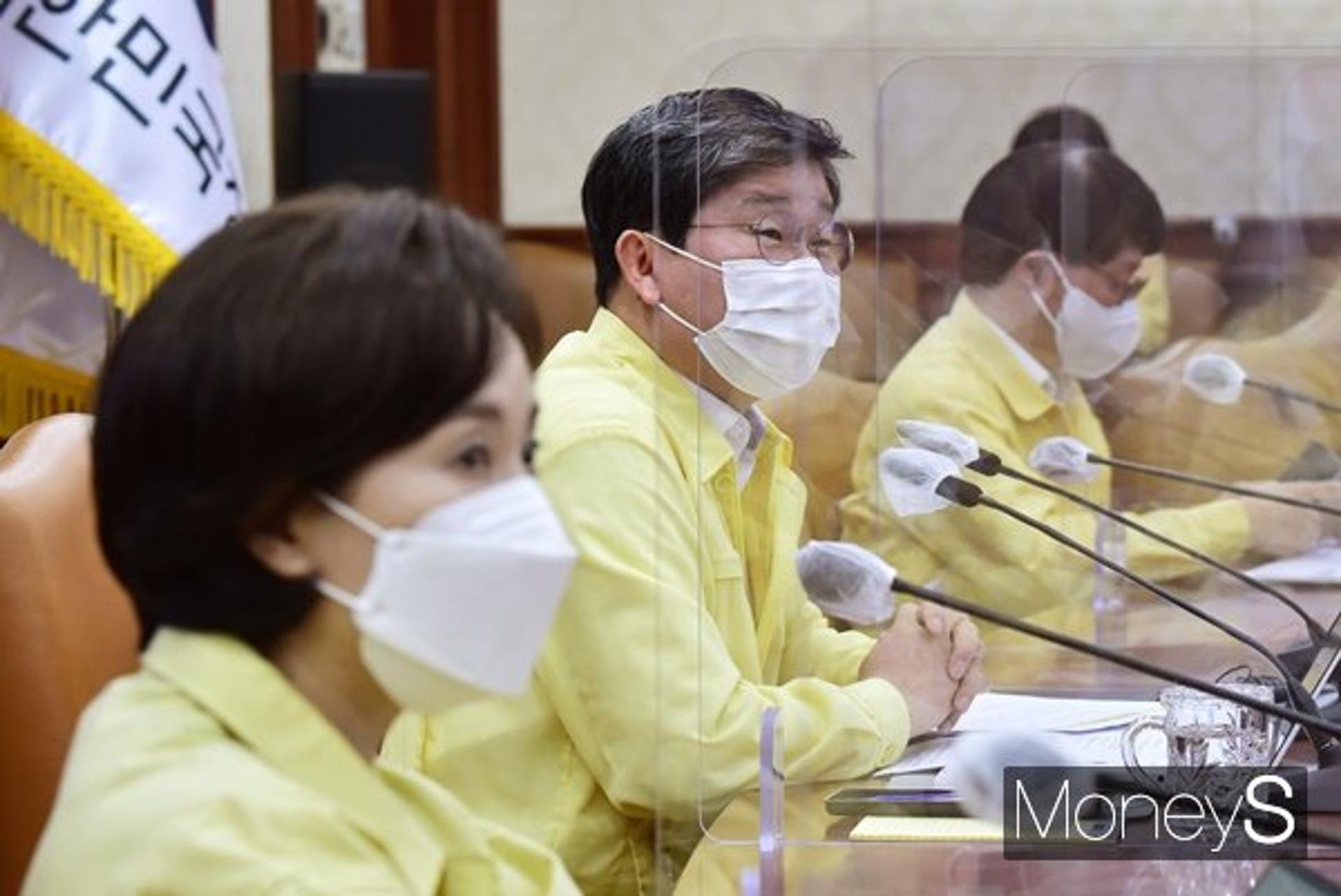 수도권 거리두기 4단계 2주 연장… 6시 이후 2인 모임만 가능(상보)