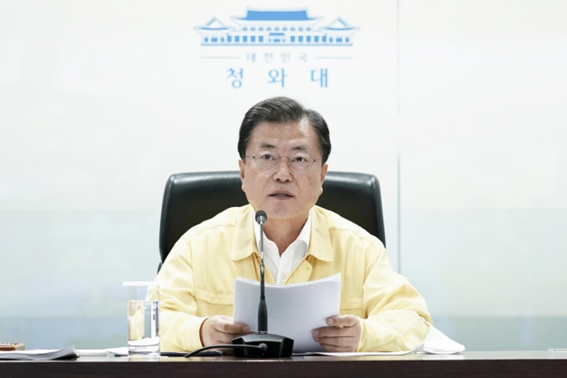 문 대통령 “비수도권 거리두기 3단계 일괄 상향… 확산세 심각”(상보)