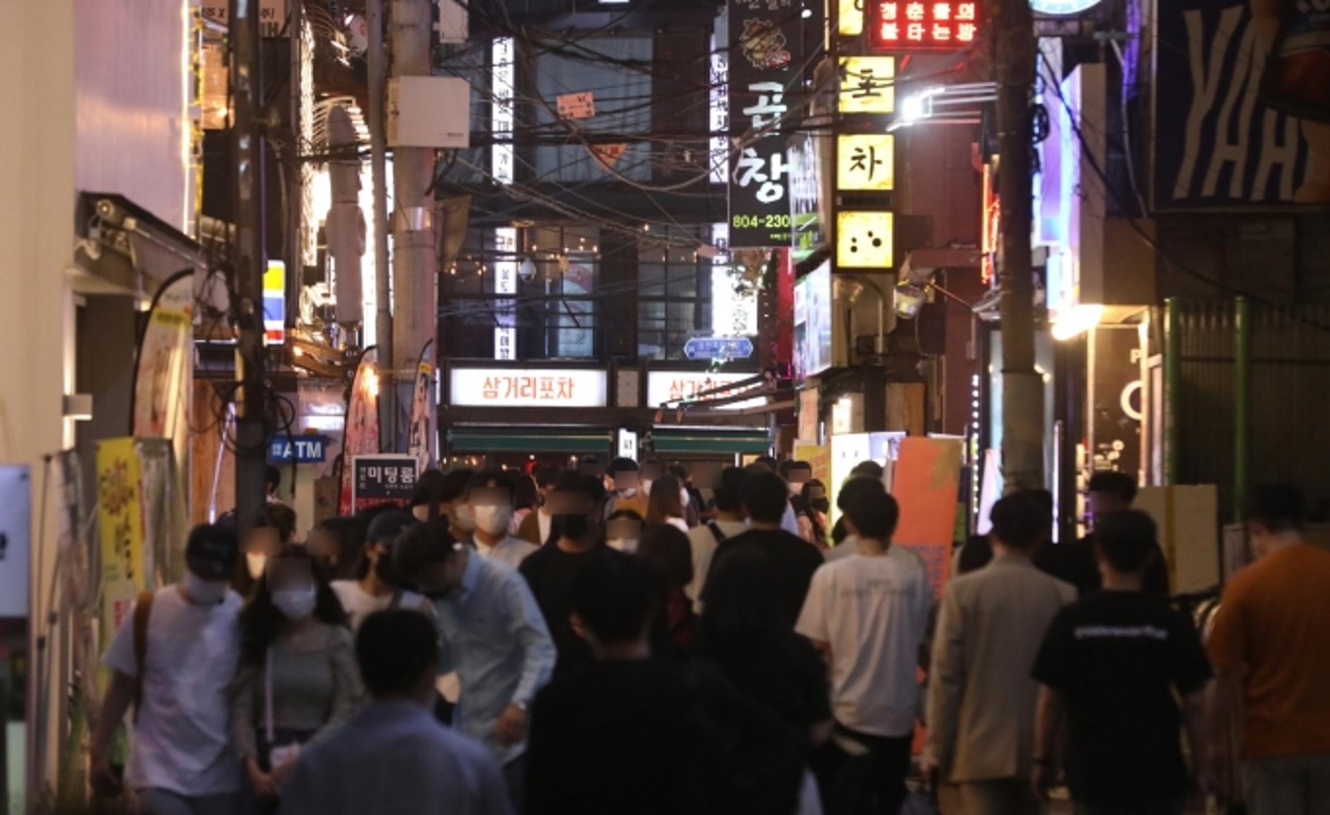 비수도권 ‘식당·카페’ 밤 10시, 결혼식은 49명… 27일부터 거리두기 3단계