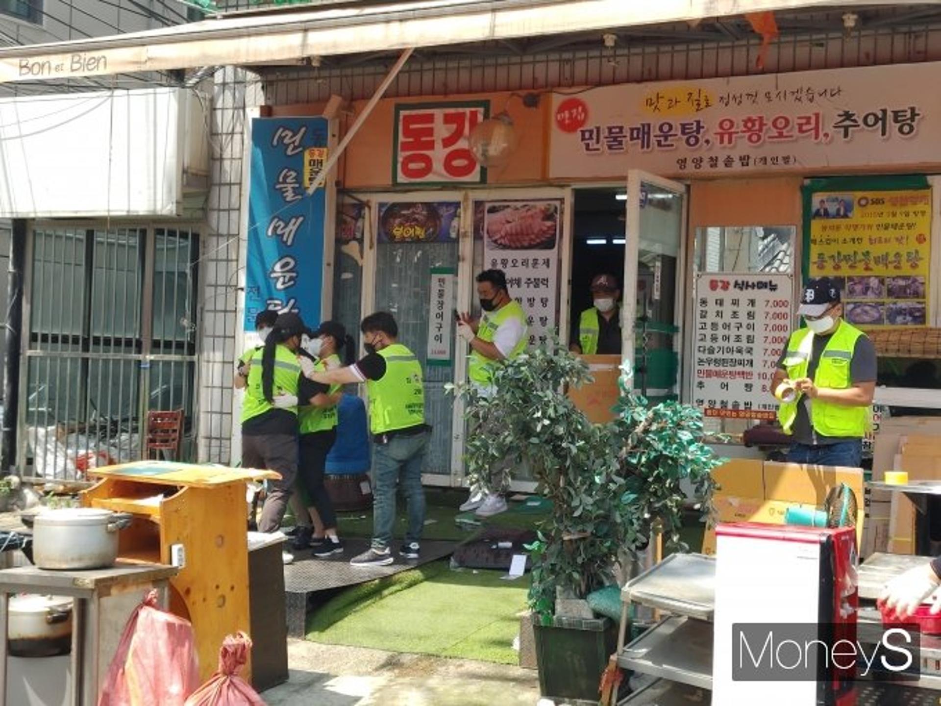 49년 동안 10번 내쫓긴 70대 노부부의 경복궁역 매운탕집 결국 '강제철거'