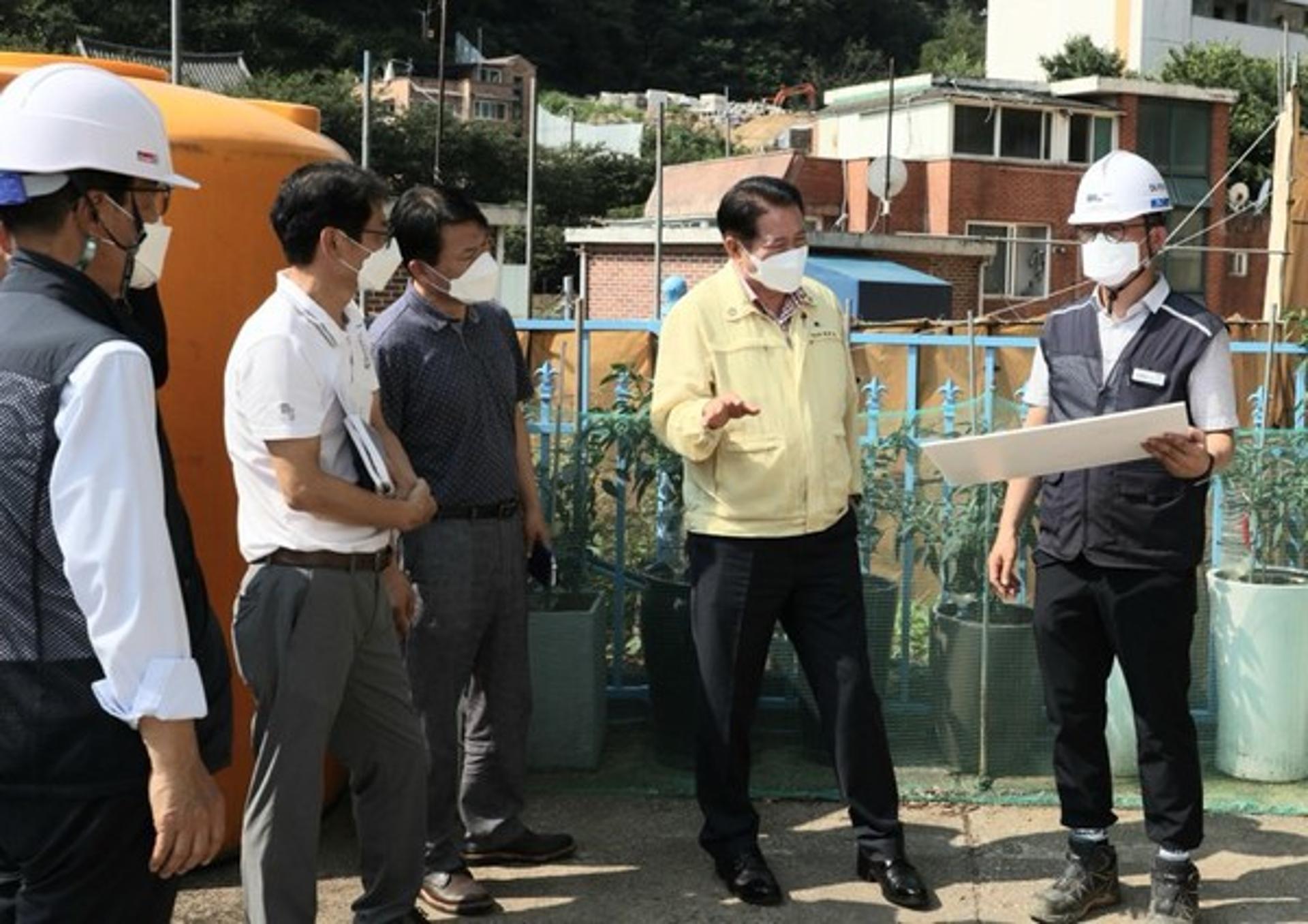 최대호 안양시장, 안양대 앞 도로공사 현장 찾아 민원사항 등 점검