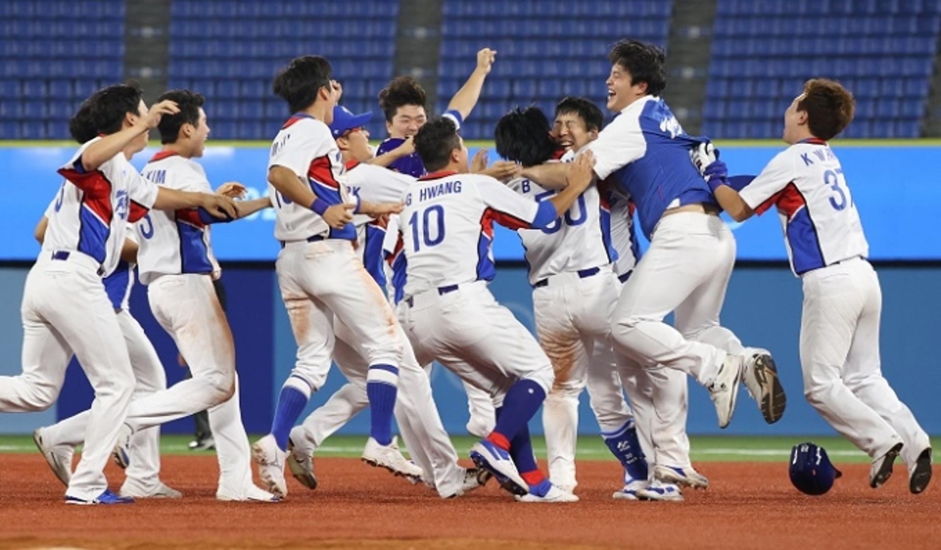 '이번엔 약속의 9회'… 한국, 김현수 끝내기로 도미니카에 대역전승