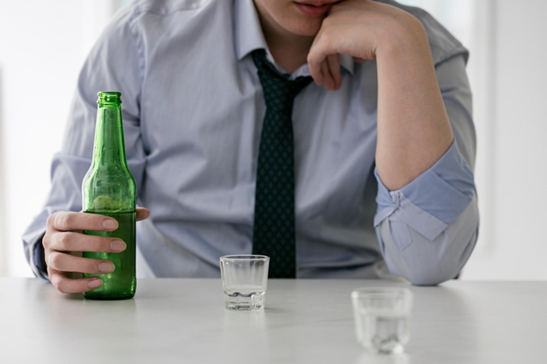 "초면에 반말?" 소주병으로 다른 사람 머리 내리친 50대 남성 입건