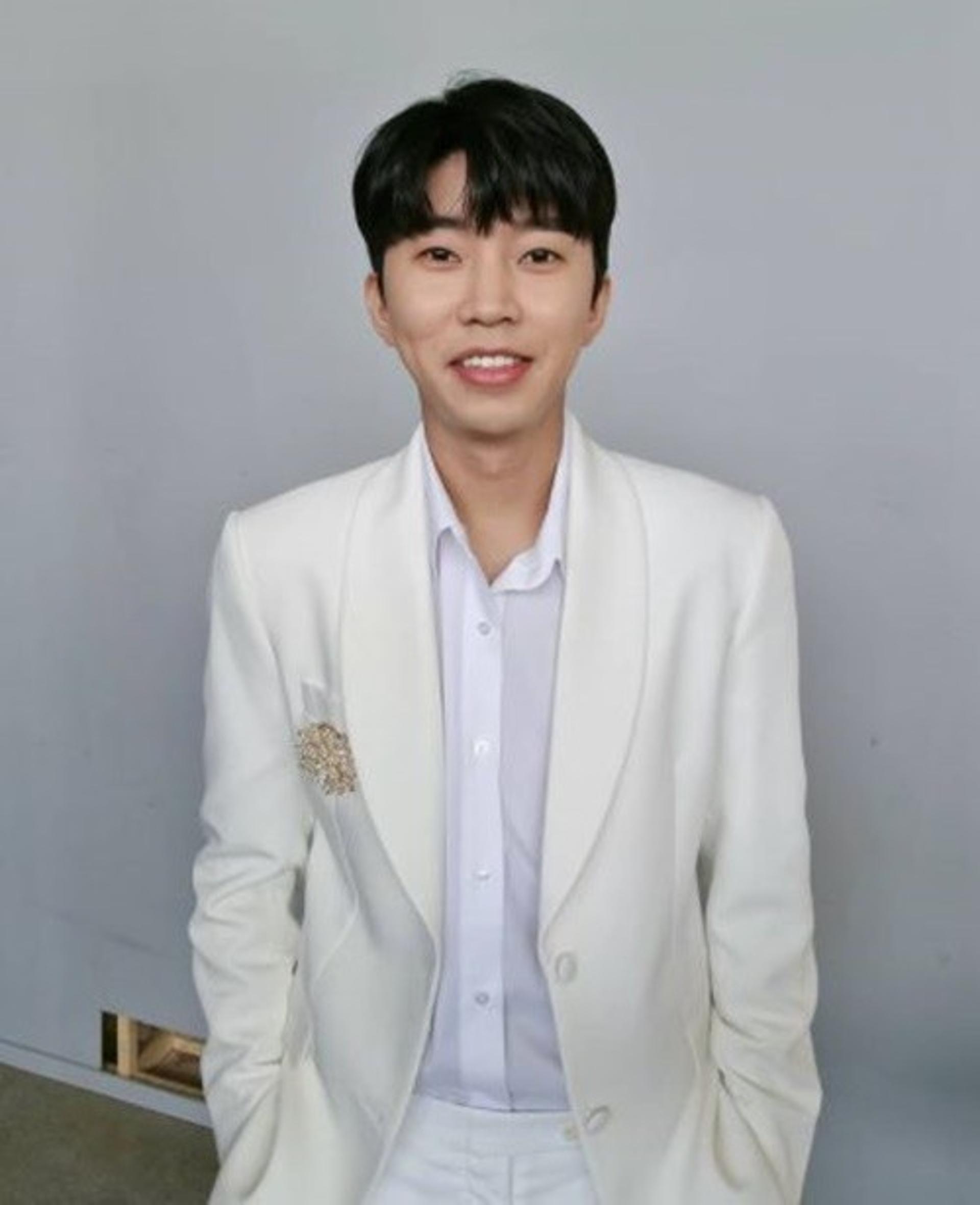 "장꾸매력 폭발"… '자가격리 해제' 임영웅, 화이트 수트가 '찰떡'