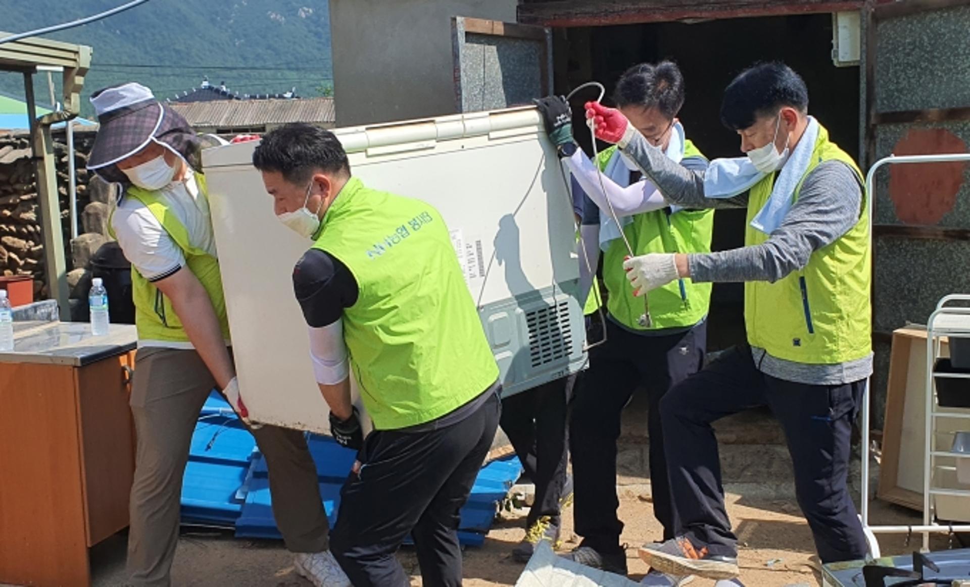 전남농협, 수해지역 농가 복구작업에 구슬땀