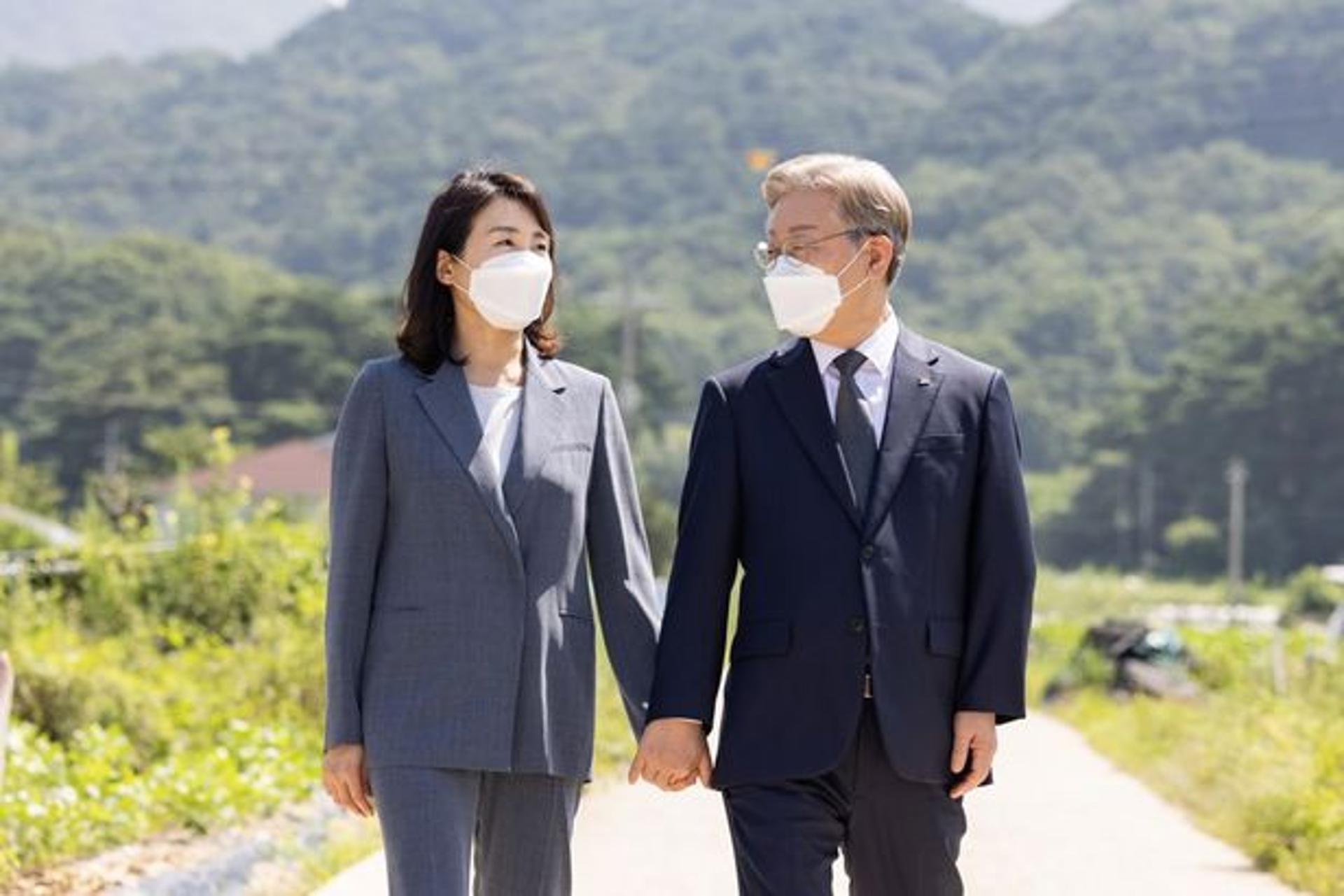 '장인 고향' 충주 찾은 이재명 "김혜경 남편입니다"