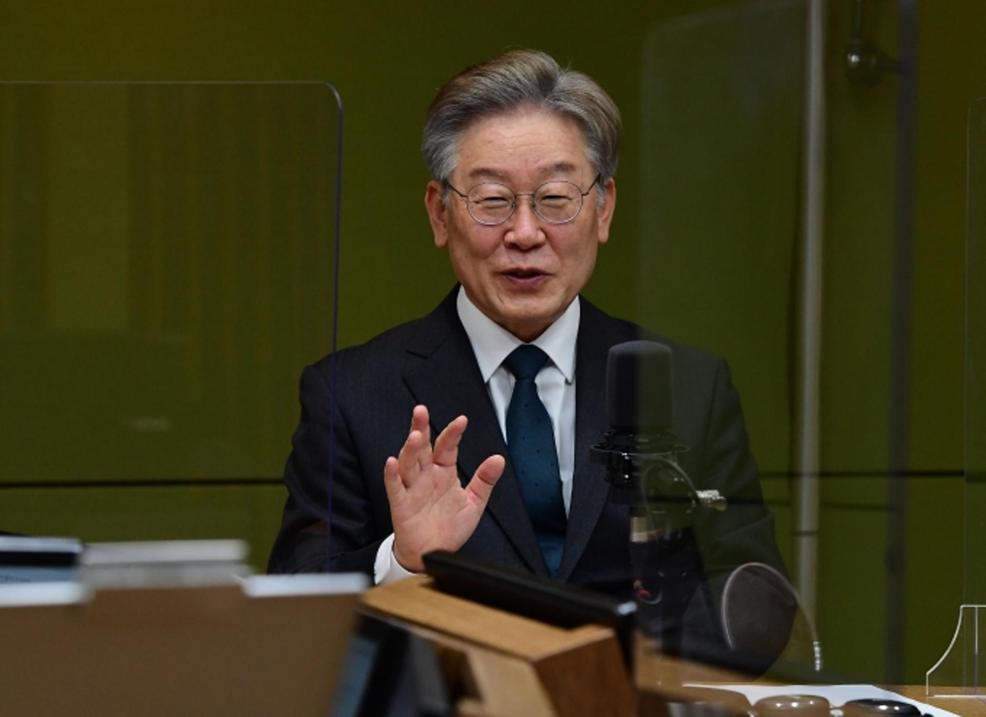 '굽은 왼팔' 이재명 "차이로 차별하지 않아야"…오늘은 '세계 왼손잡이의 날'
