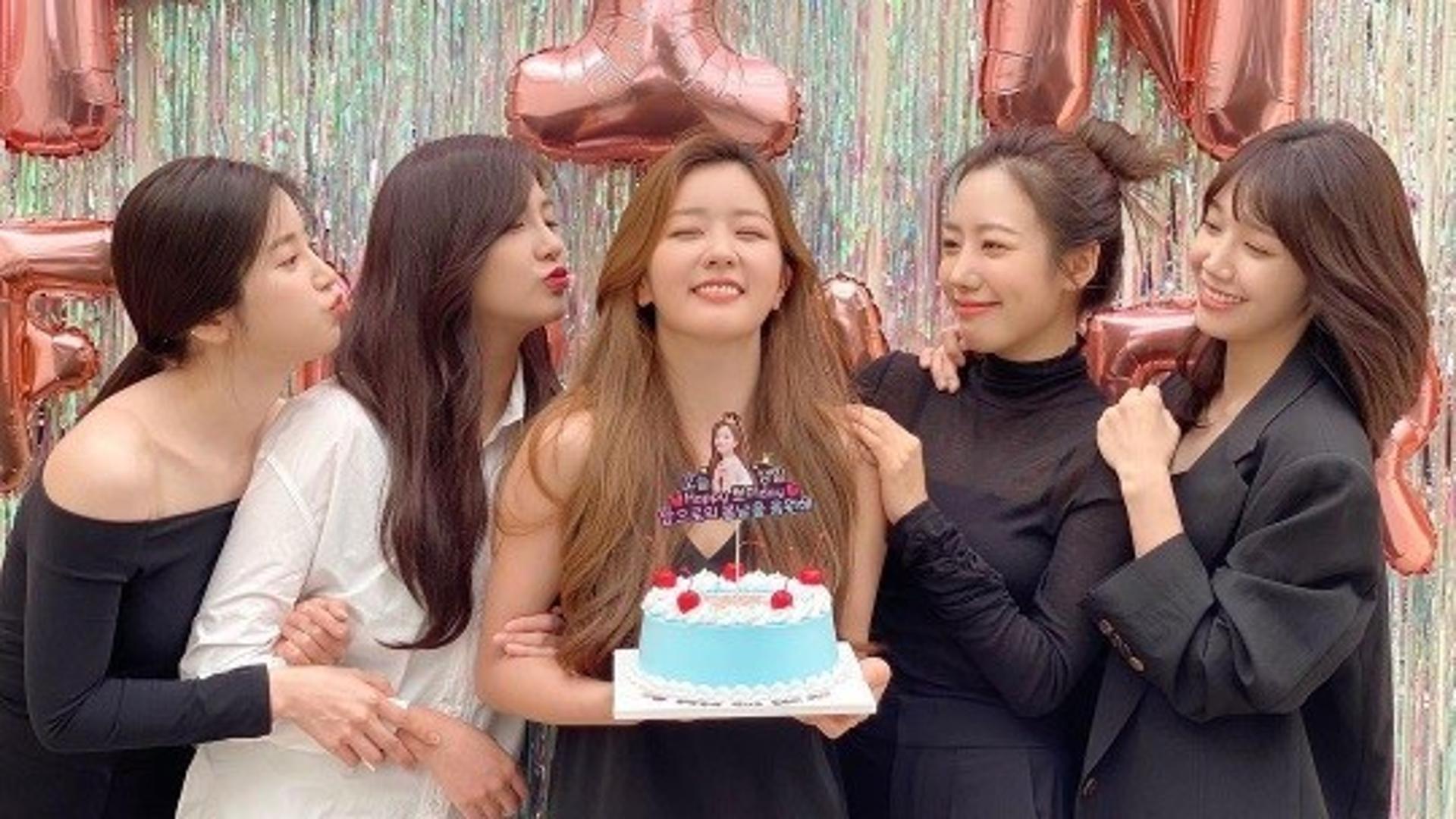 "에이핑크 10주년" 윤보미 생일파티, 손나은만 없네?