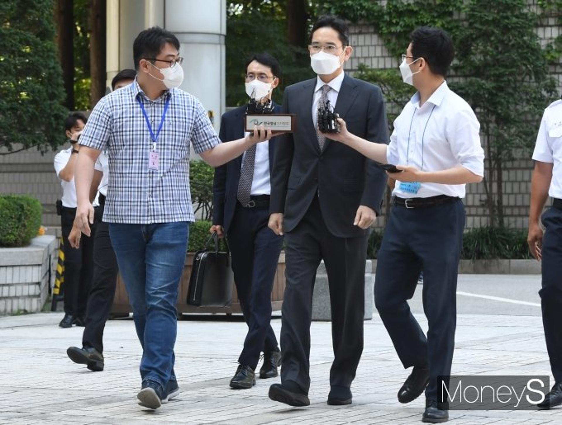이재용, 가석방 6일 만에 '합병 의혹' 법정 출석… 질문엔 침묵